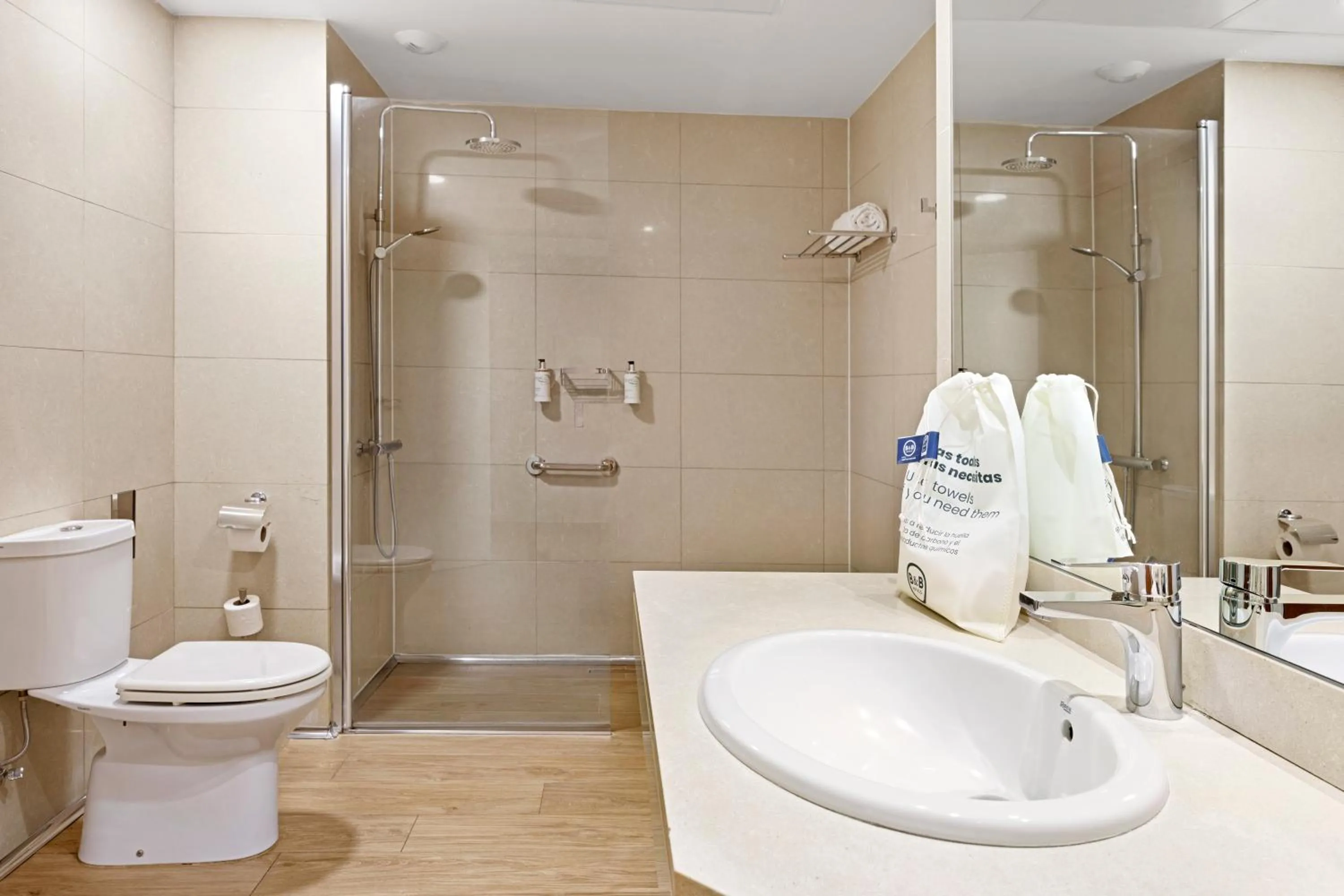 Shower in B&B HOTEL Logroño Las Cañas