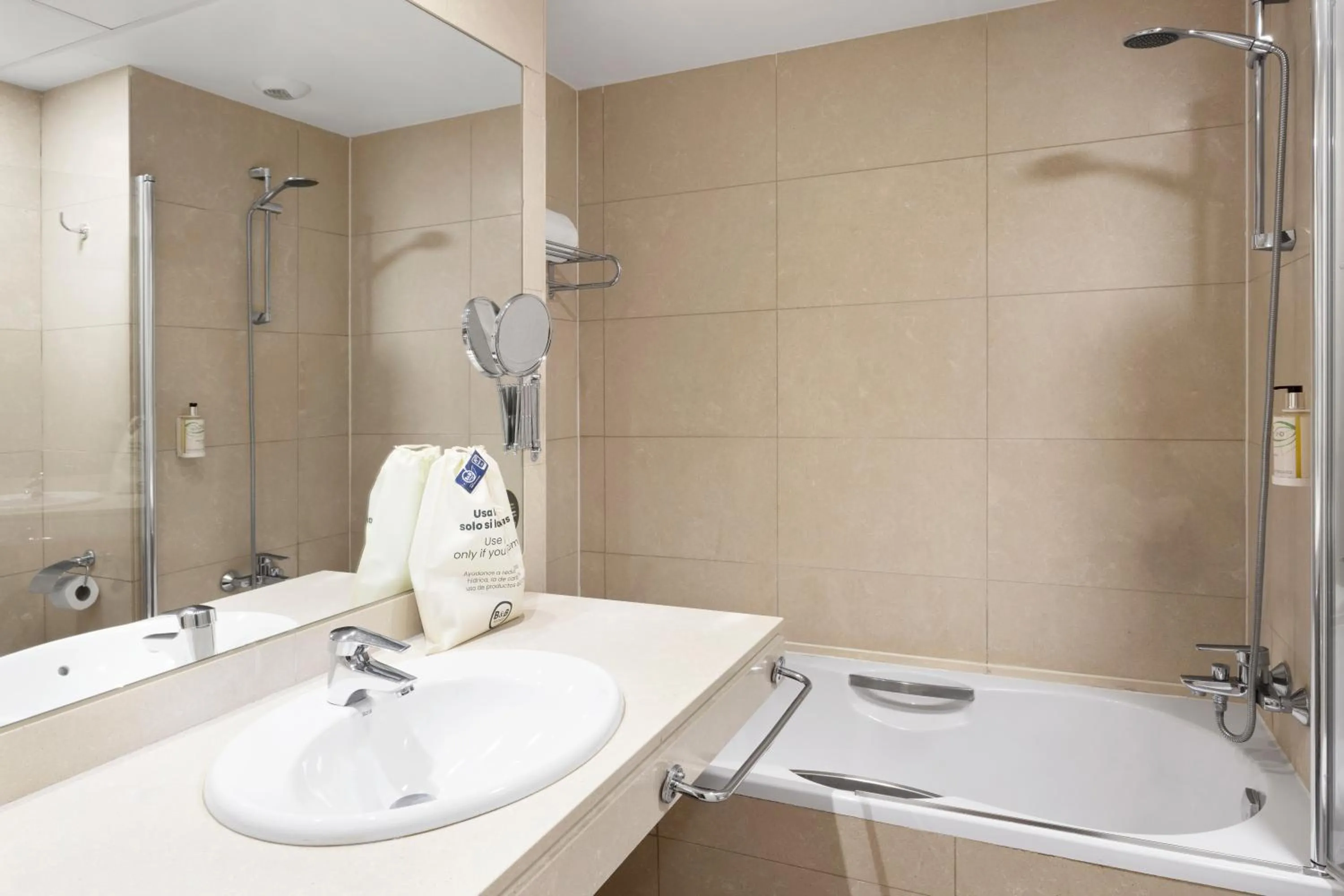 Bathroom in B&B HOTEL Logroño Las Cañas