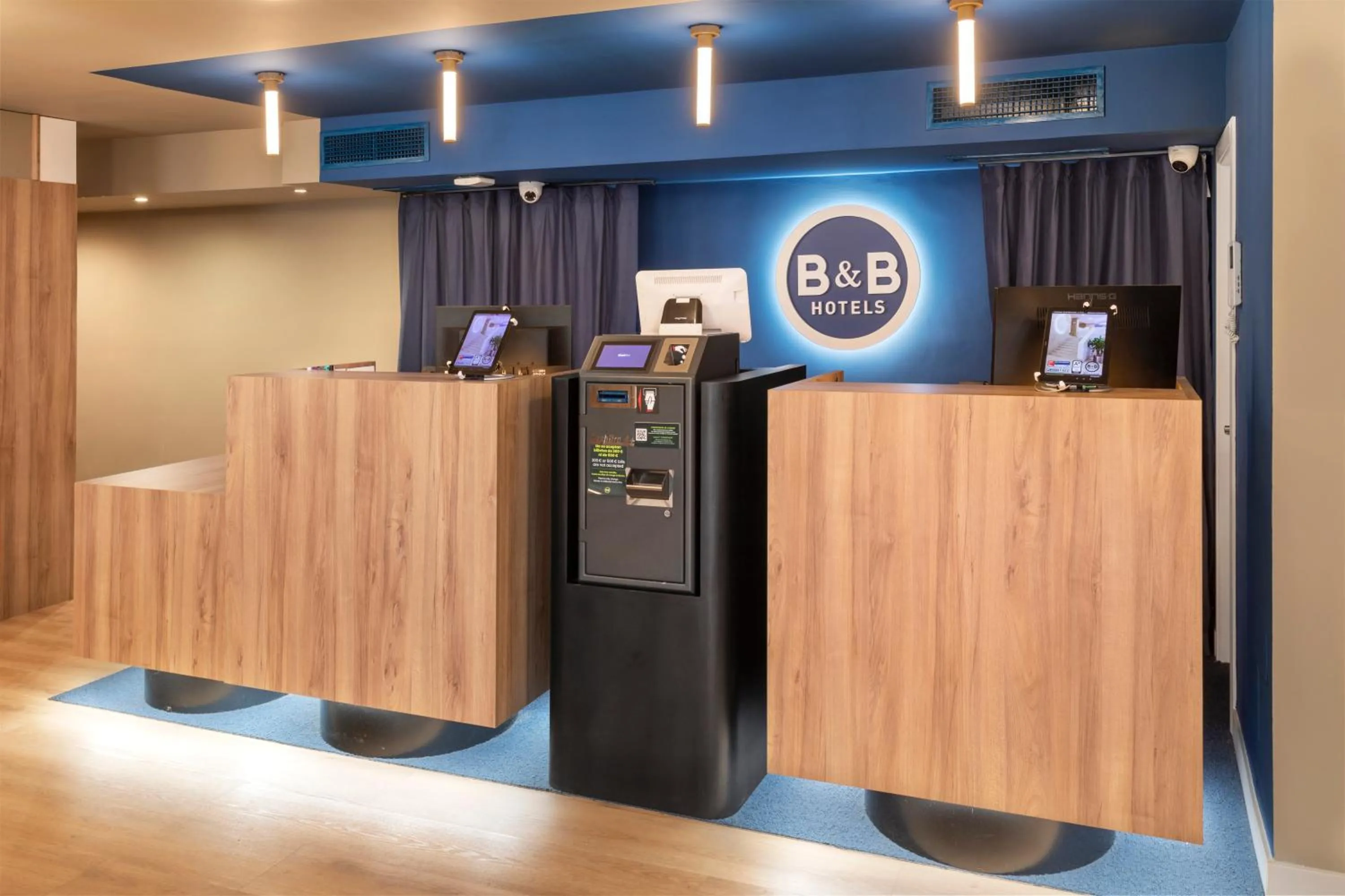 Lobby or reception in B&B HOTEL Cartagena Cartagonova