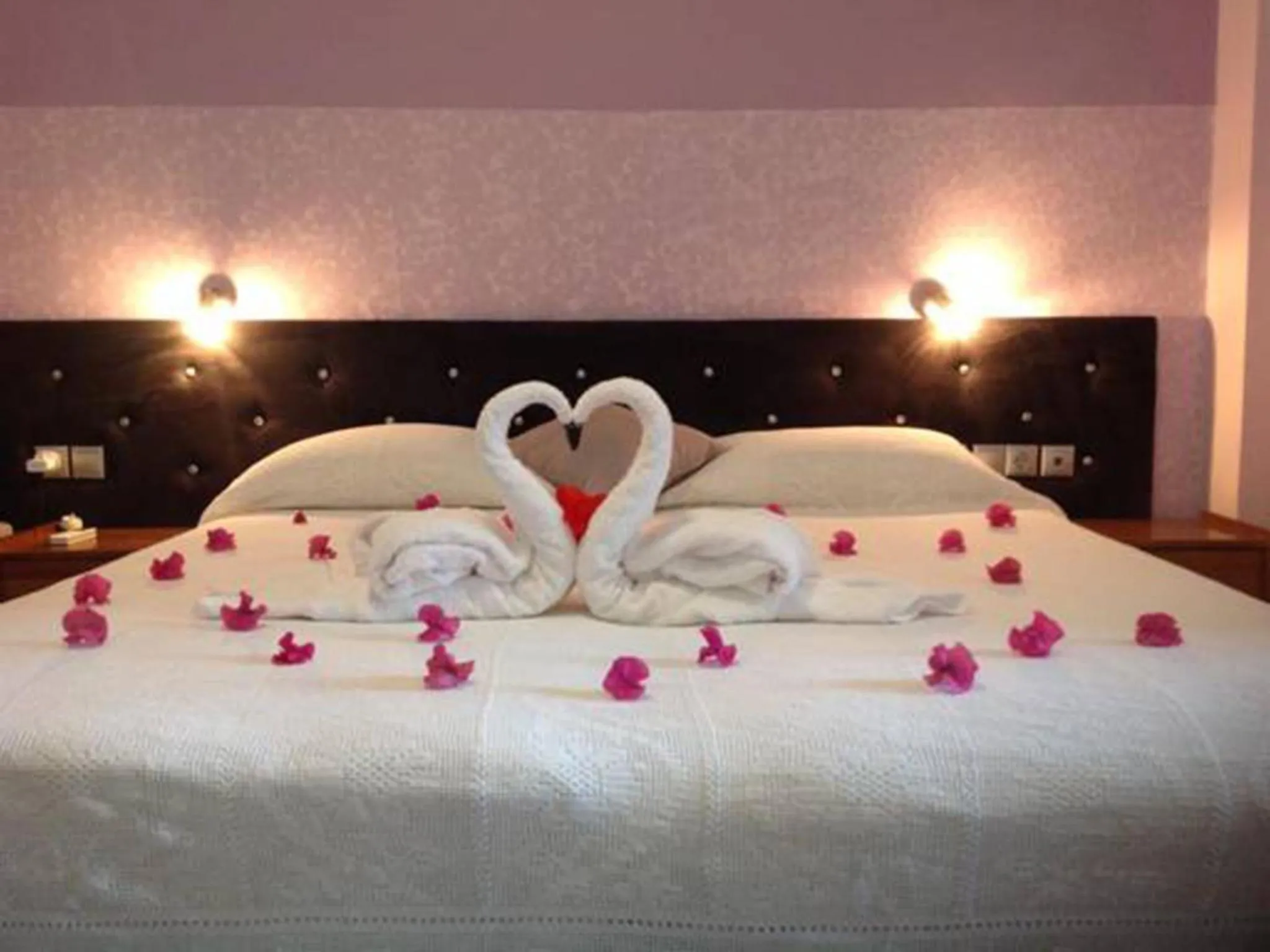 Decorative detail, Bed in Asterias Studios & Apartments
