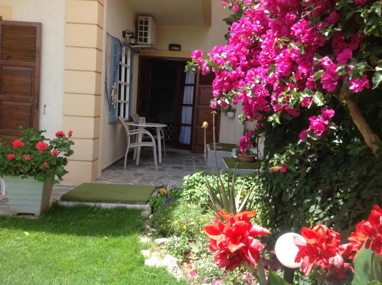 Garden in Asterias Studios & Apartments