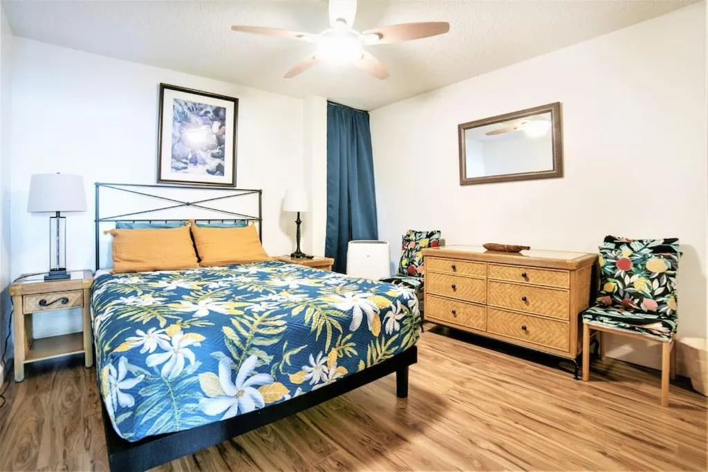 Bed in Stunning Maui Direct Ocean front on the beach, Walk to beach from Condo, Watch Turtles, Whales, AC in all rooms ocean view Pool and Spa