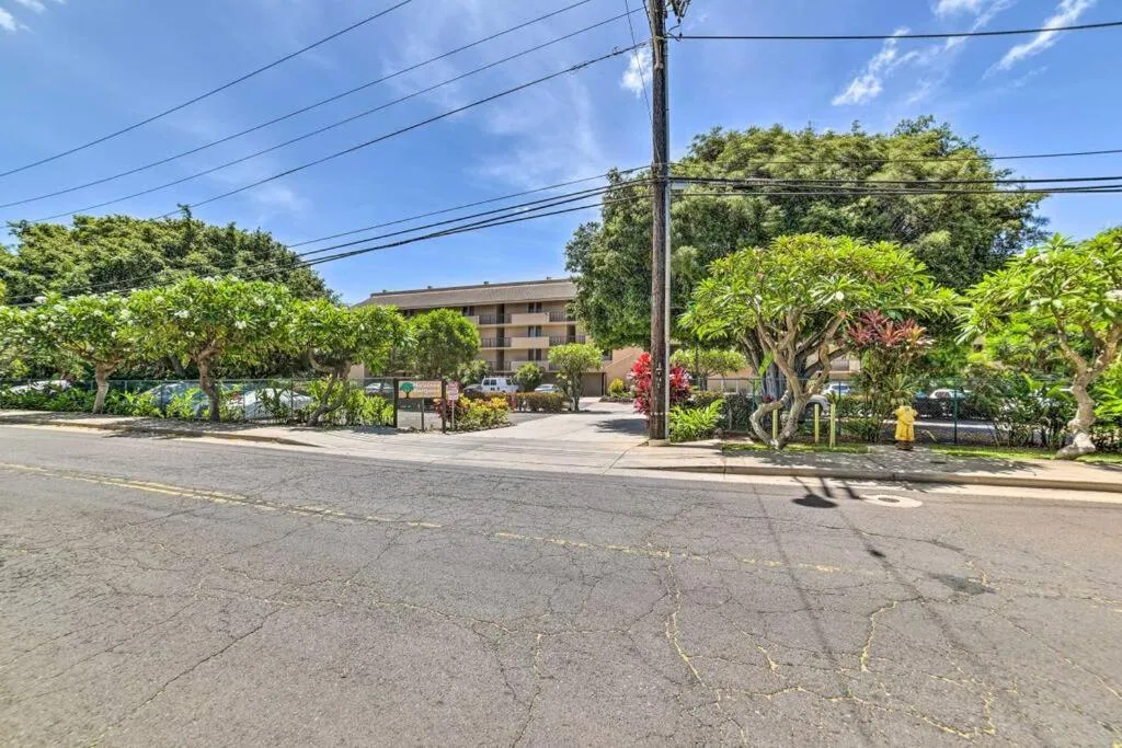 Stunning Maui Direct Ocean front on the beach, Walk to beach from Condo, Watch Turtles, Whales, AC in all rooms ocean view Pool and Spa