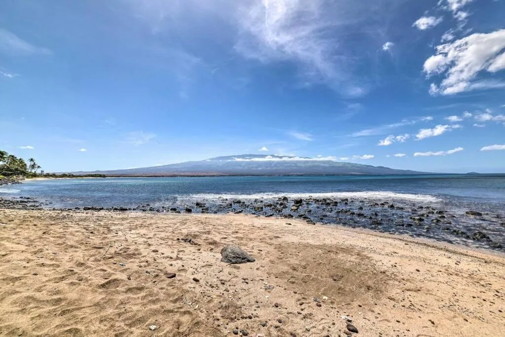 Stunning Maui Direct Ocean front on the beach, Walk to beach from Condo, Watch Turtles, Whales, AC in all rooms ocean view Pool and Spa