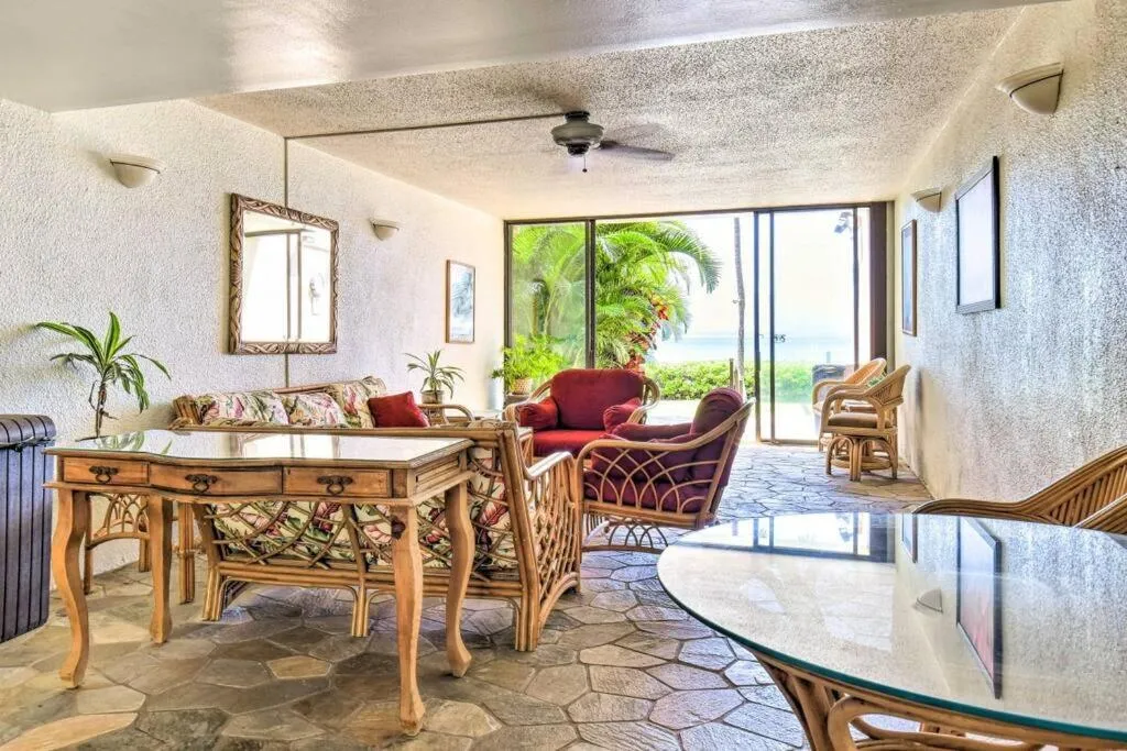 Stunning Maui Direct Ocean front on the beach, Walk to beach from Condo, Watch Turtles, Whales, AC in all rooms ocean view Pool and Spa