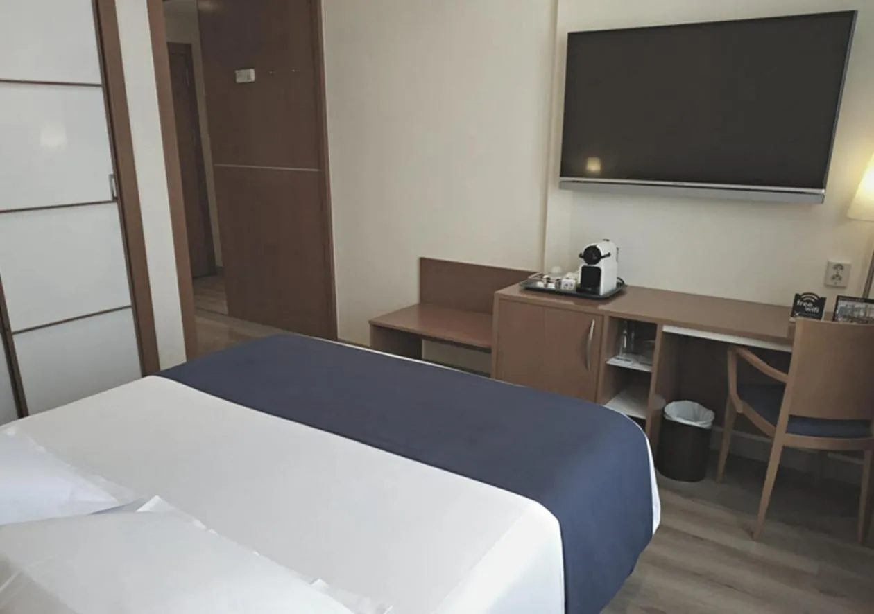 Bedroom, Bed in Hotel RH Sorolla Centro