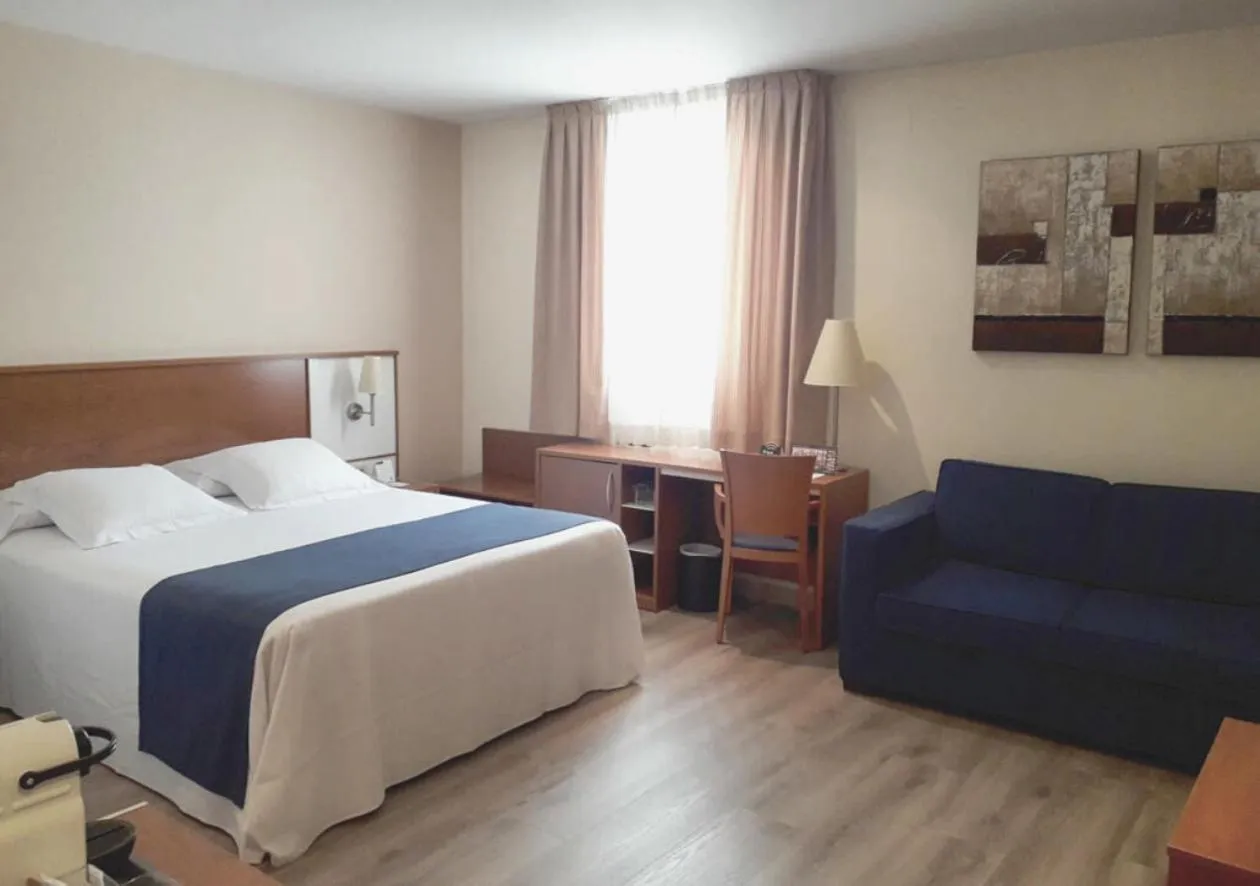 Bedroom, Bed in Hotel RH Sorolla Centro