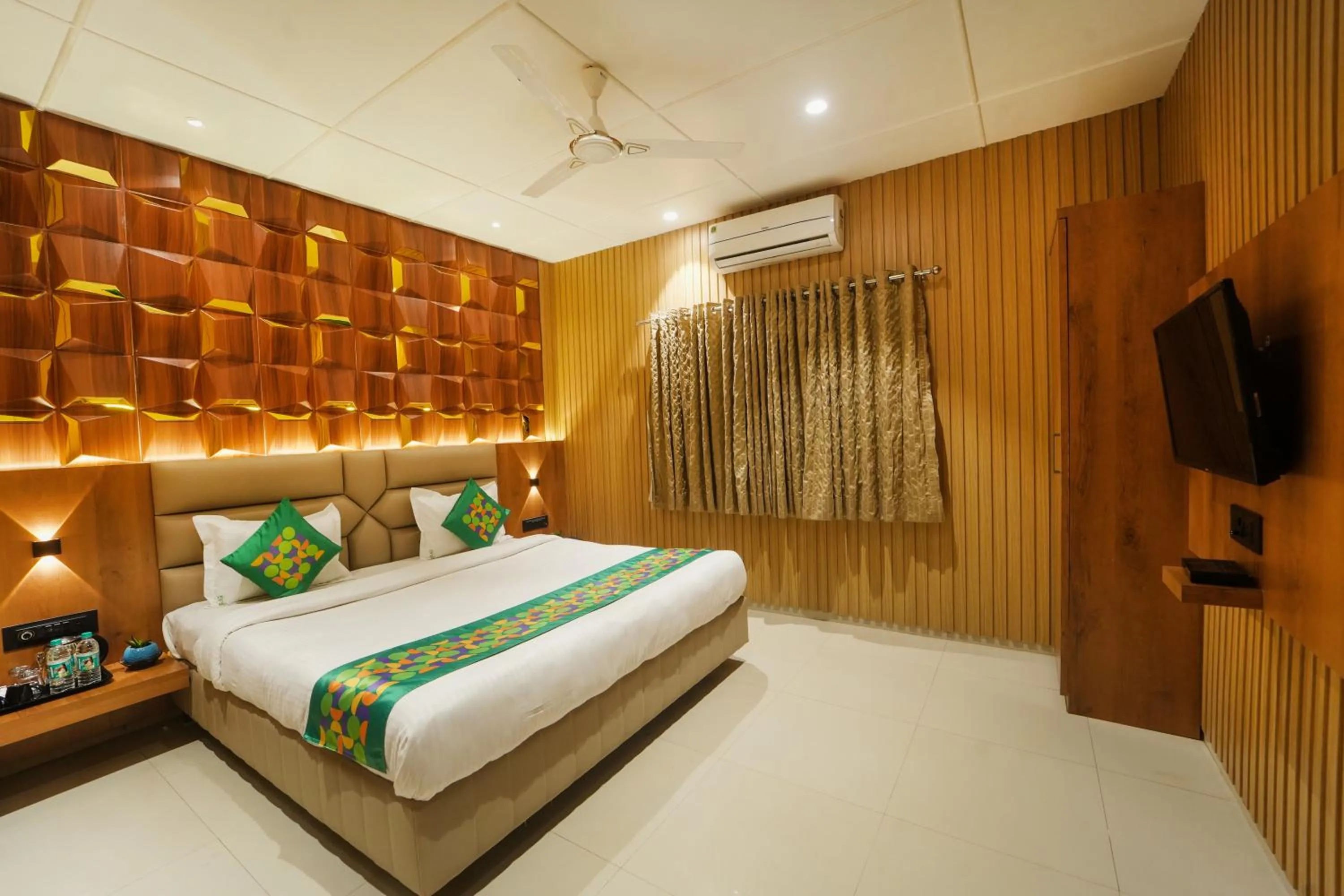 Bedroom, Bed in Treebo Iceberg