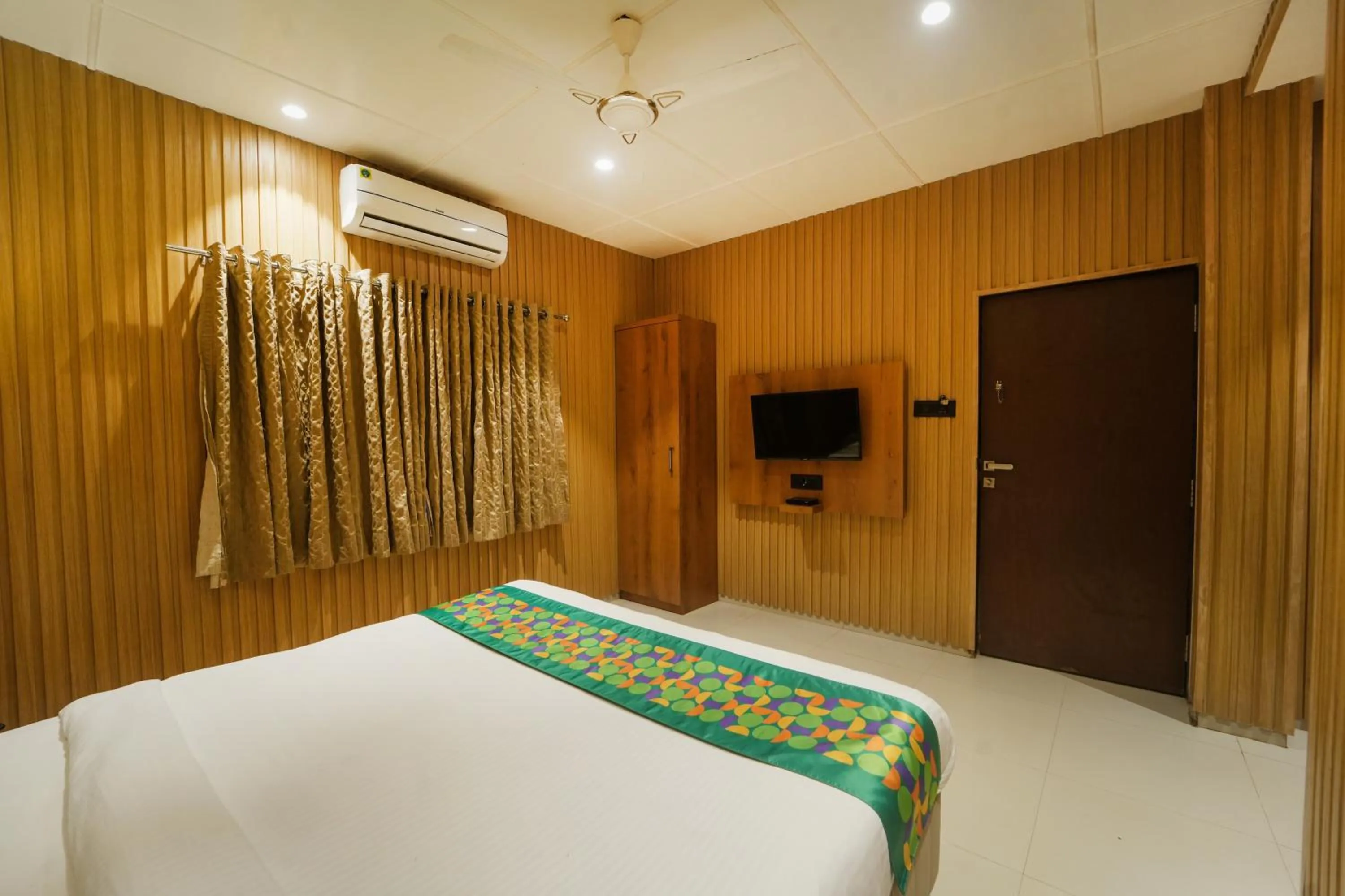 Bedroom, Bed in Treebo Iceberg