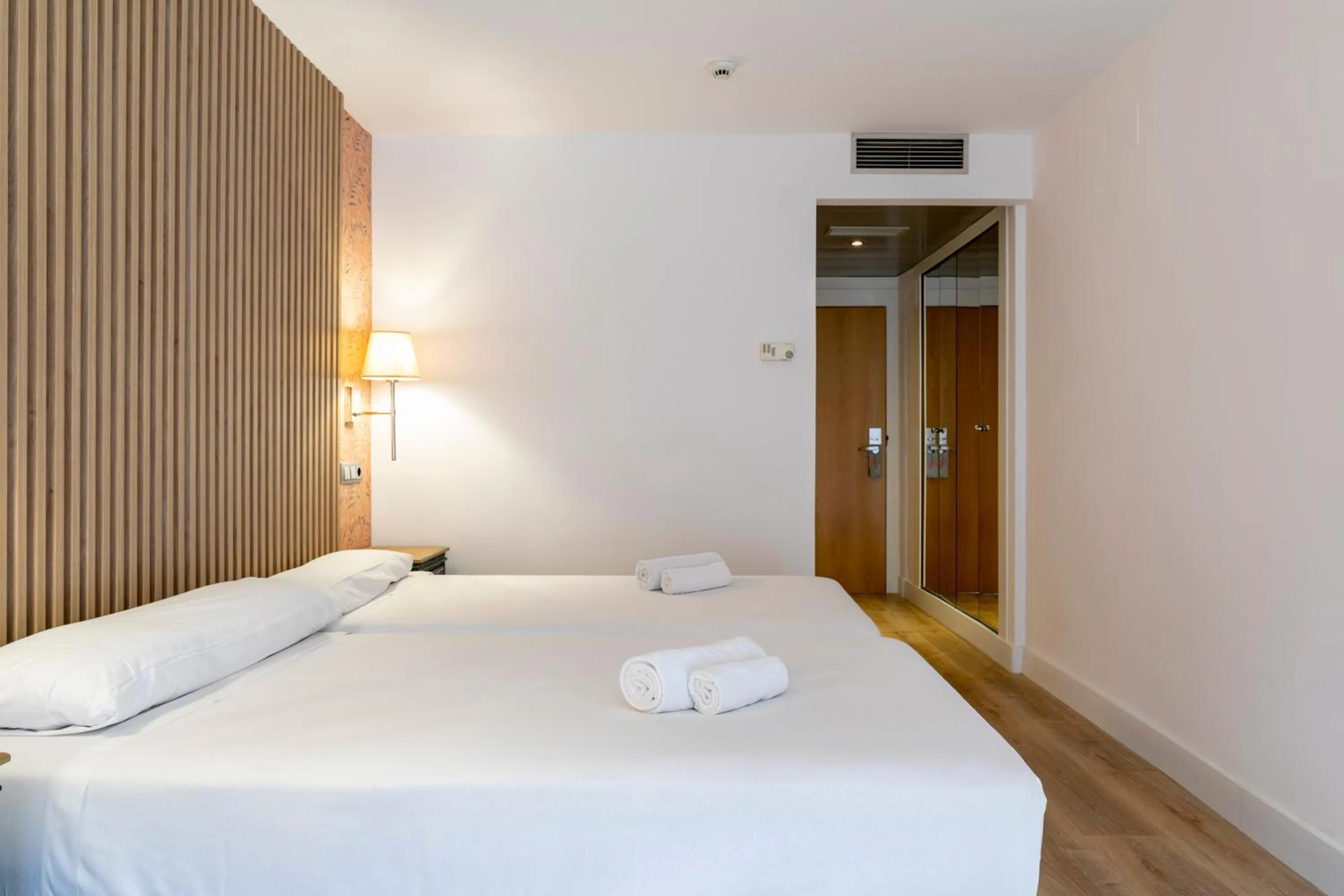 Bed in H-A Aparthotel Hotel Quo