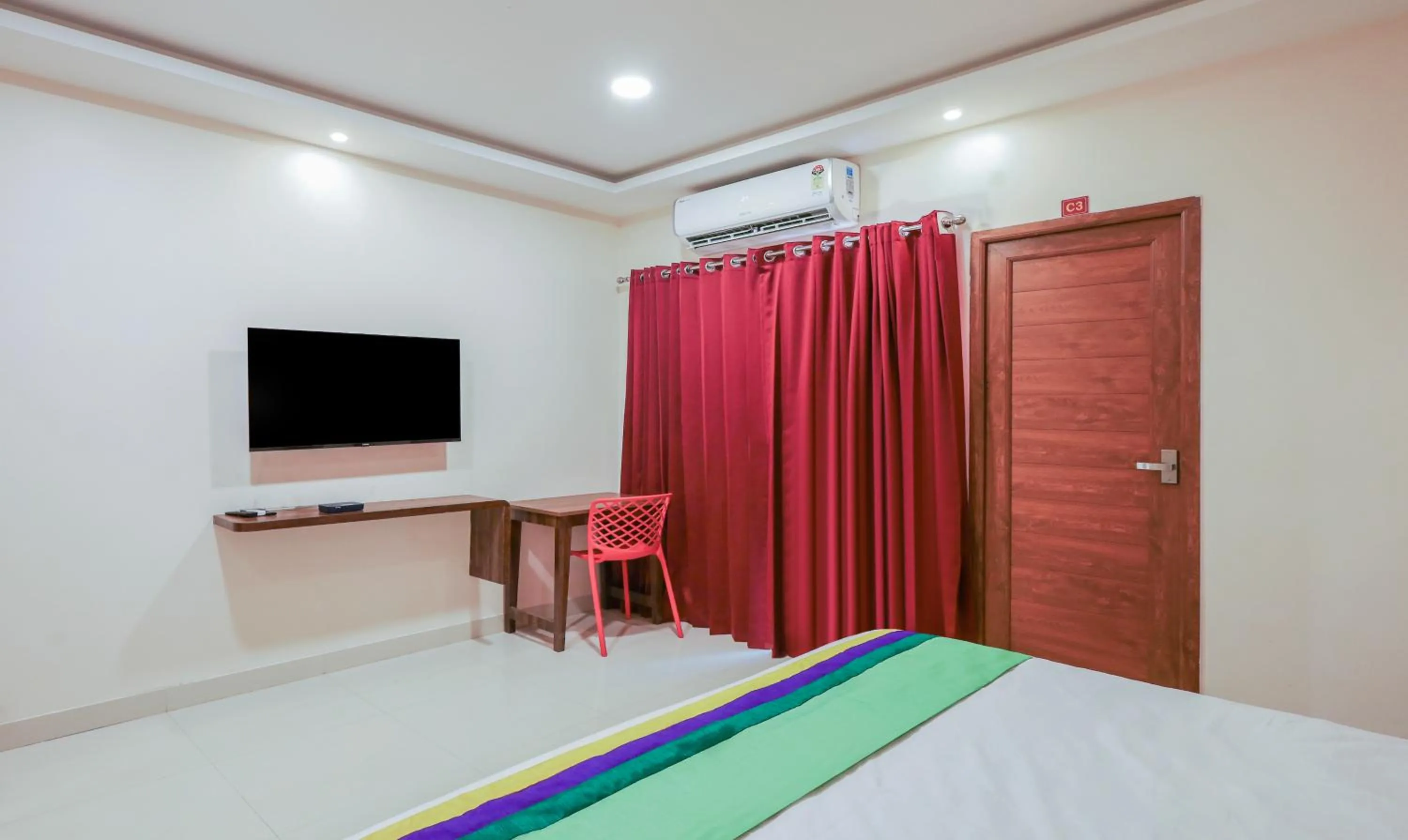 Bedroom, Bed in Itsy Hotels Elite Inn