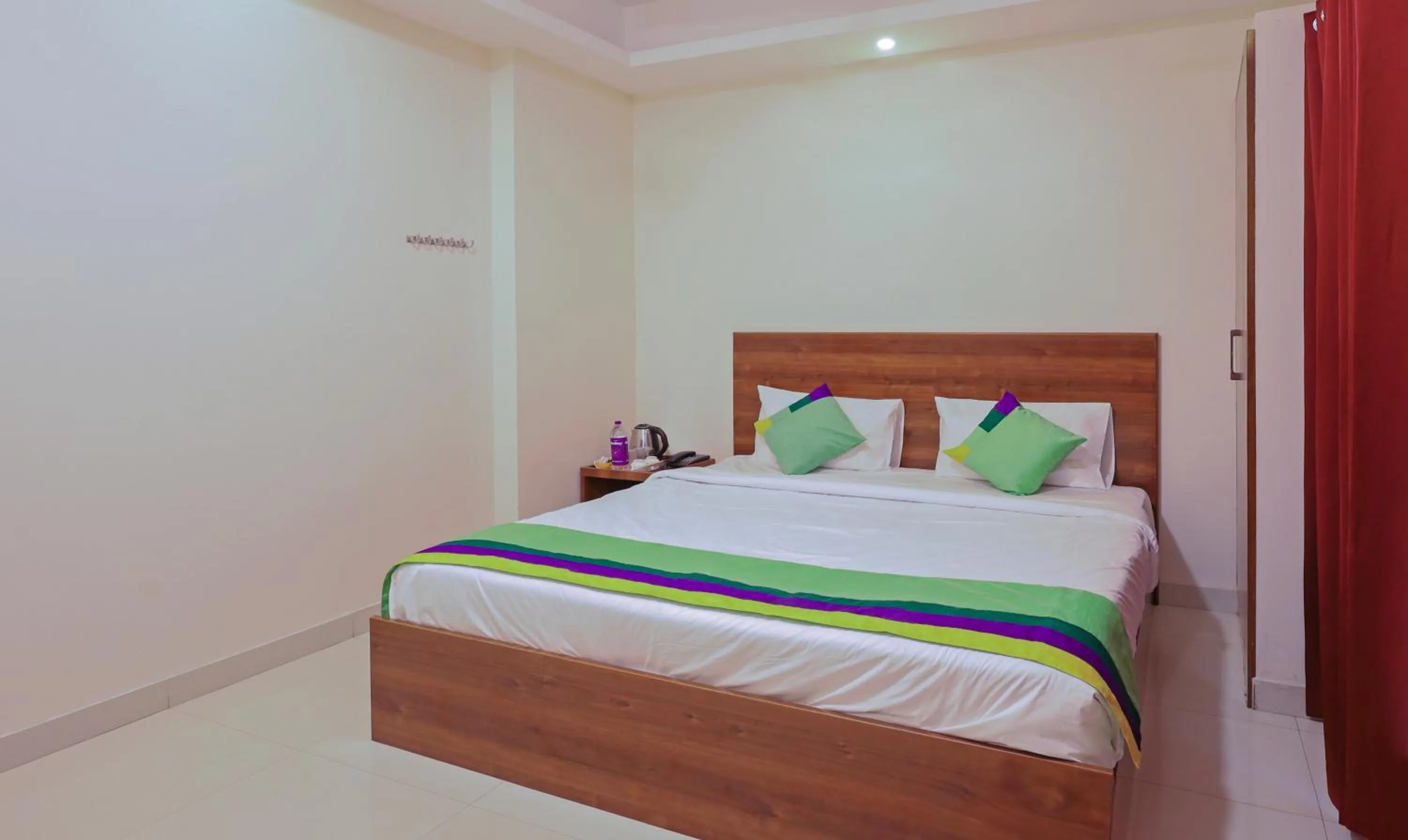 Bedroom, Bed in Itsy Hotels Elite Inn