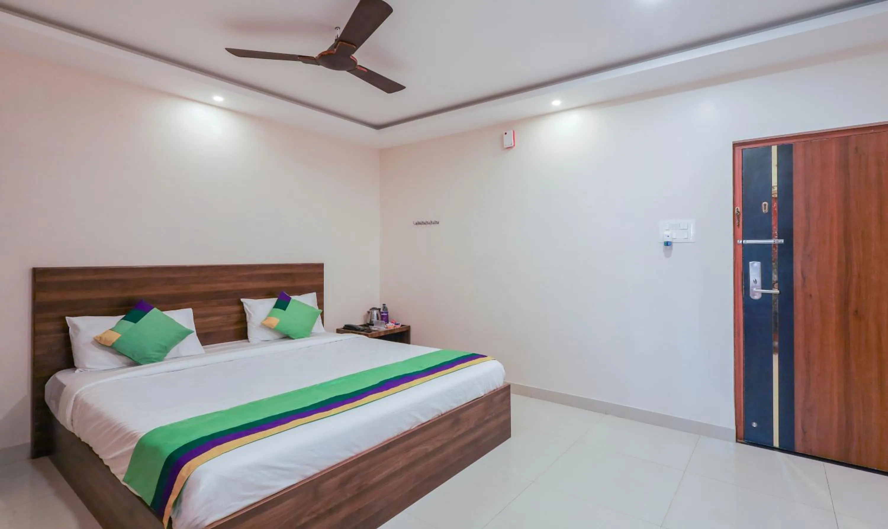 Bedroom, Bed in Itsy Hotels Elite Inn