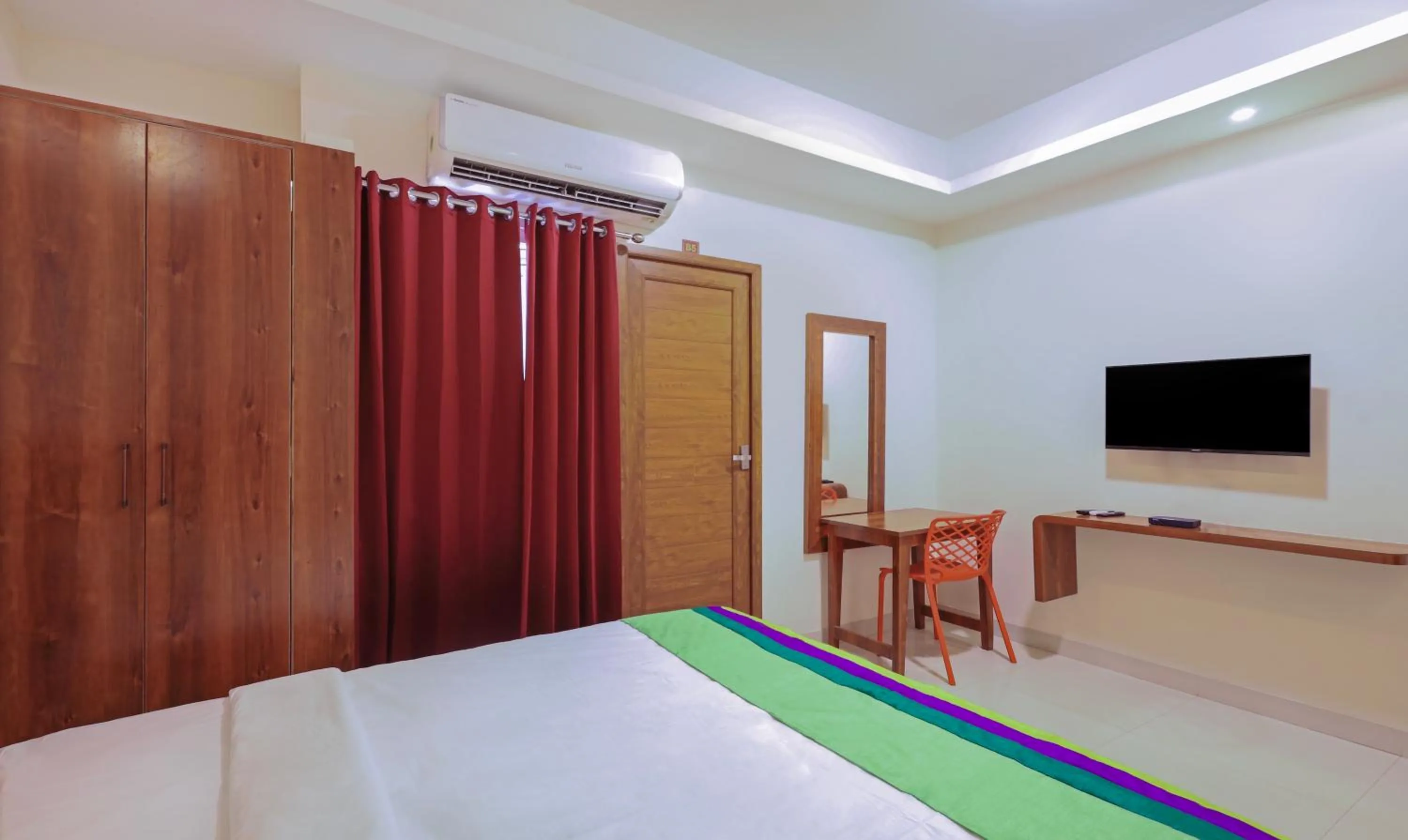 Bedroom, Bed in Itsy Hotels Elite Inn