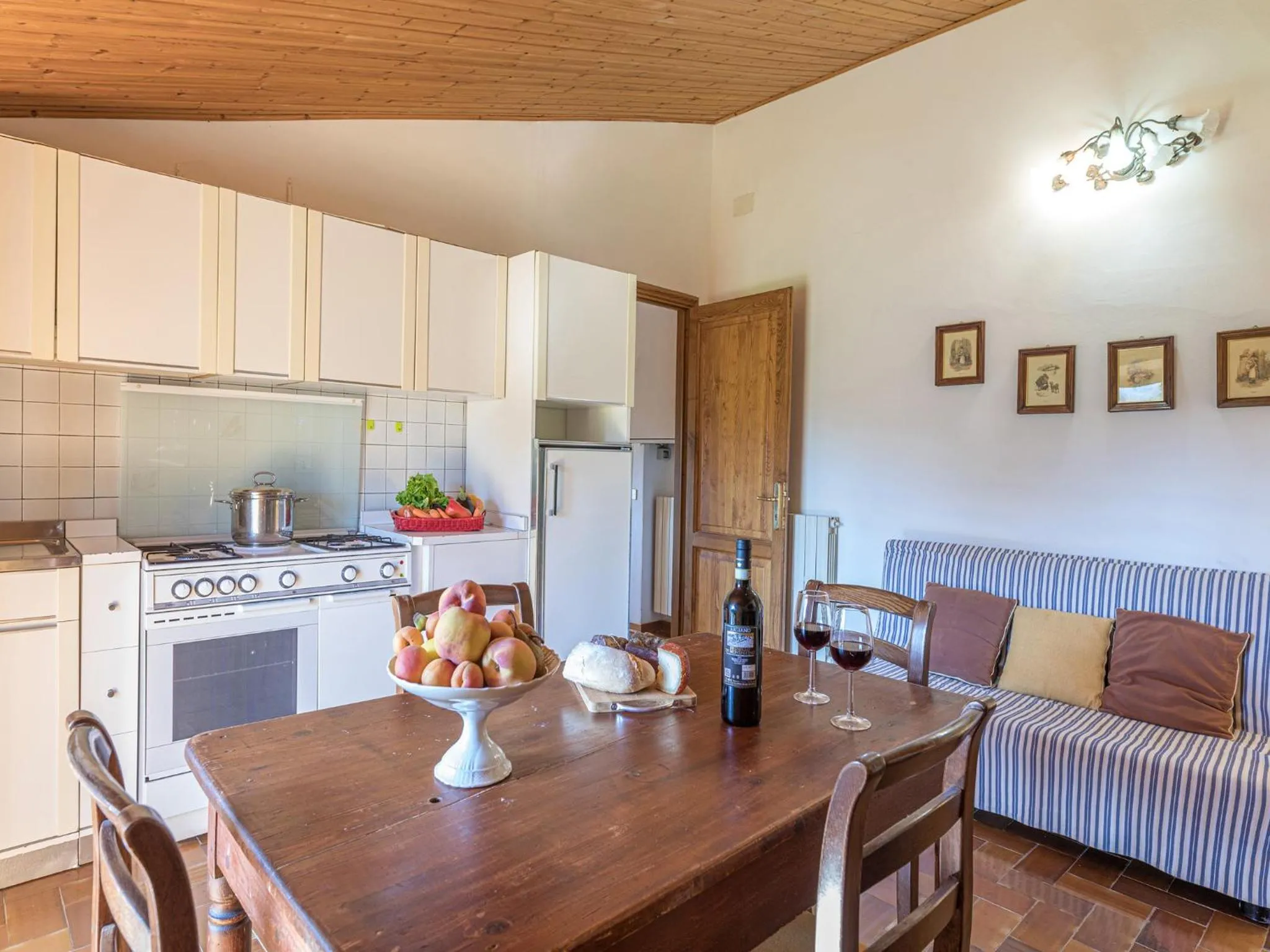 Kitchen or kitchenette in Casa vacanze Il Poggetto
