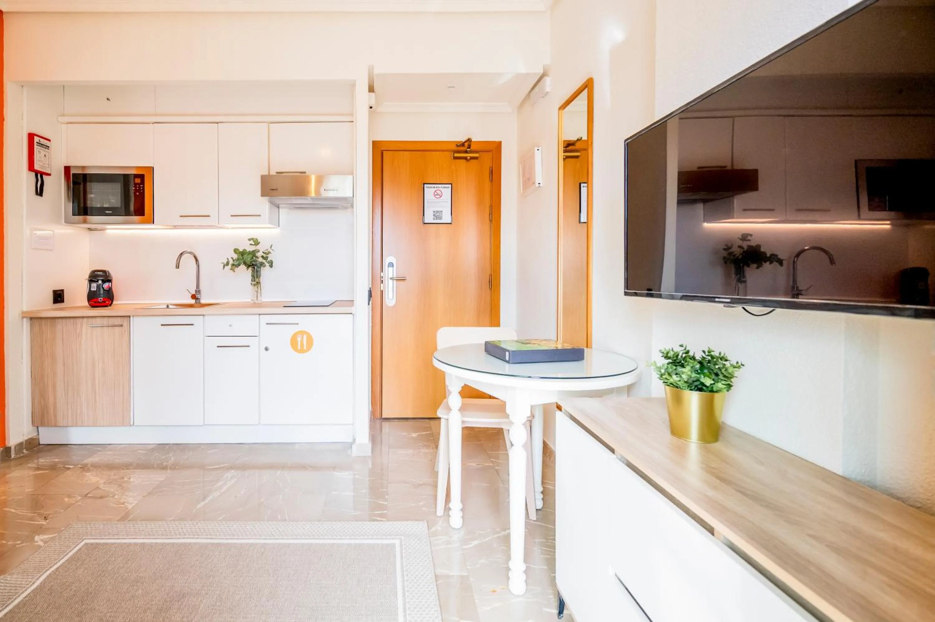 Kitchen or kitchenette in Apartamentos G3 Galeon