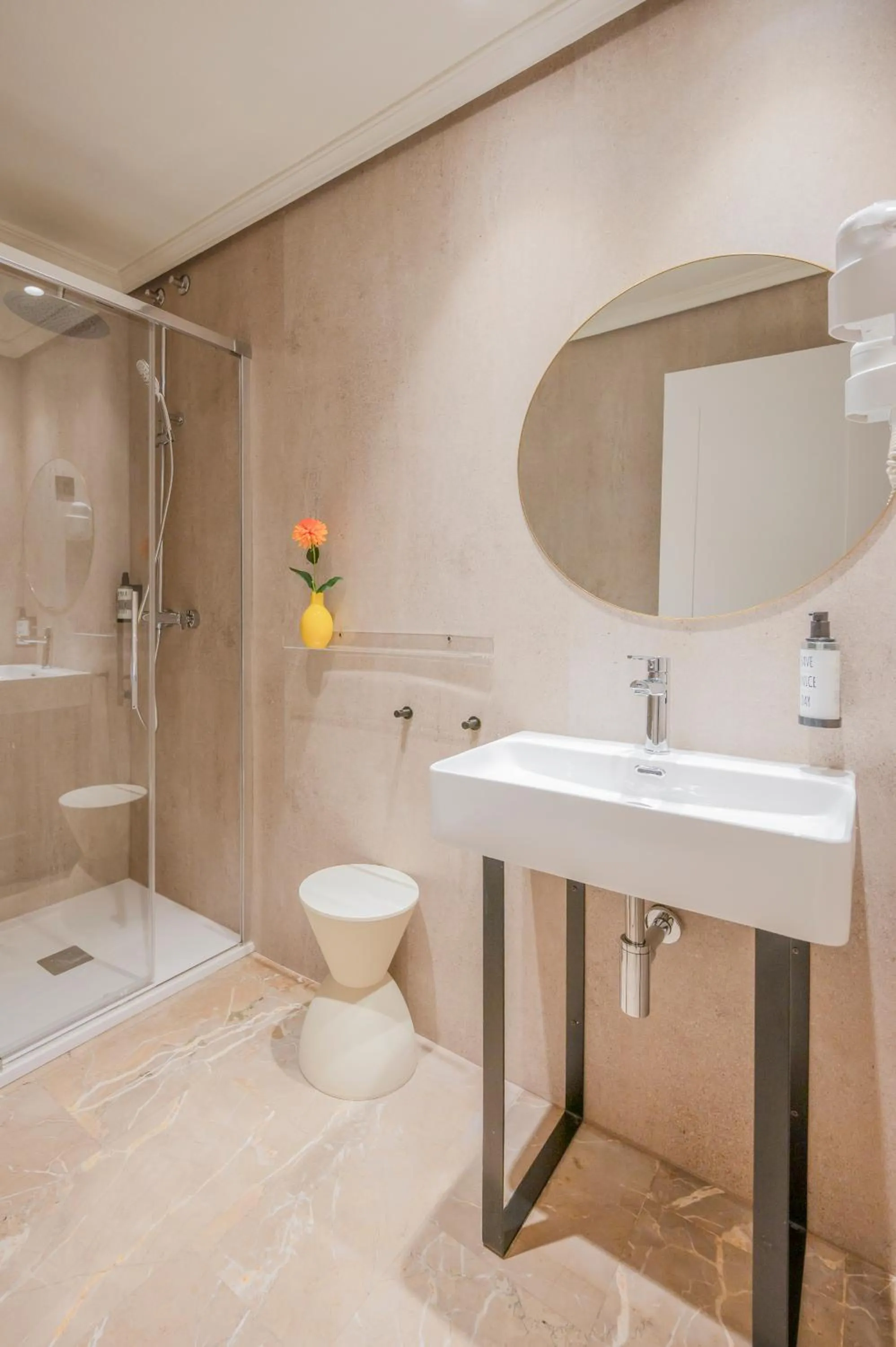 Shower in Apartamentos G3 Galeon