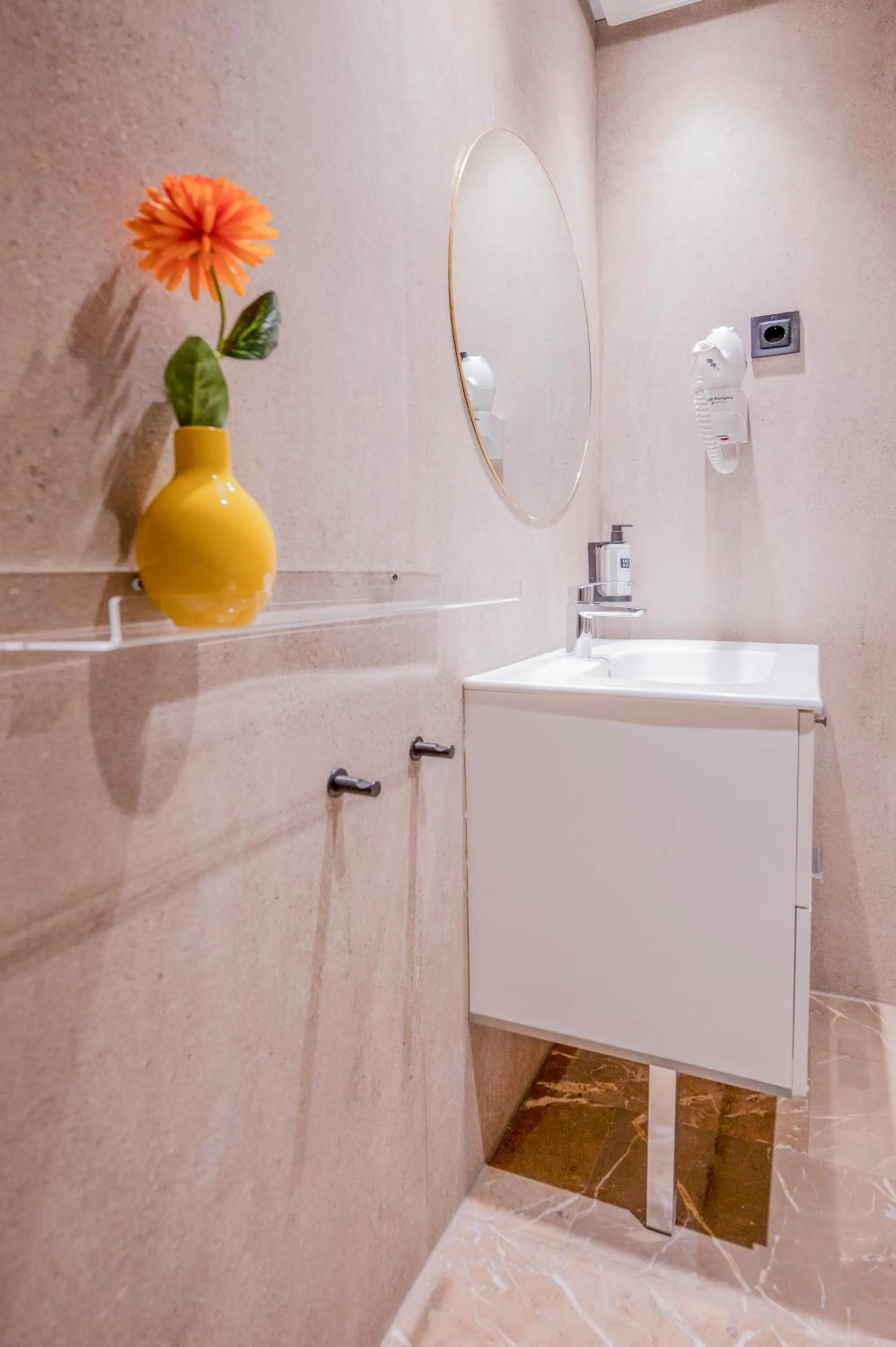 Bathroom in Apartamentos G3 Galeon