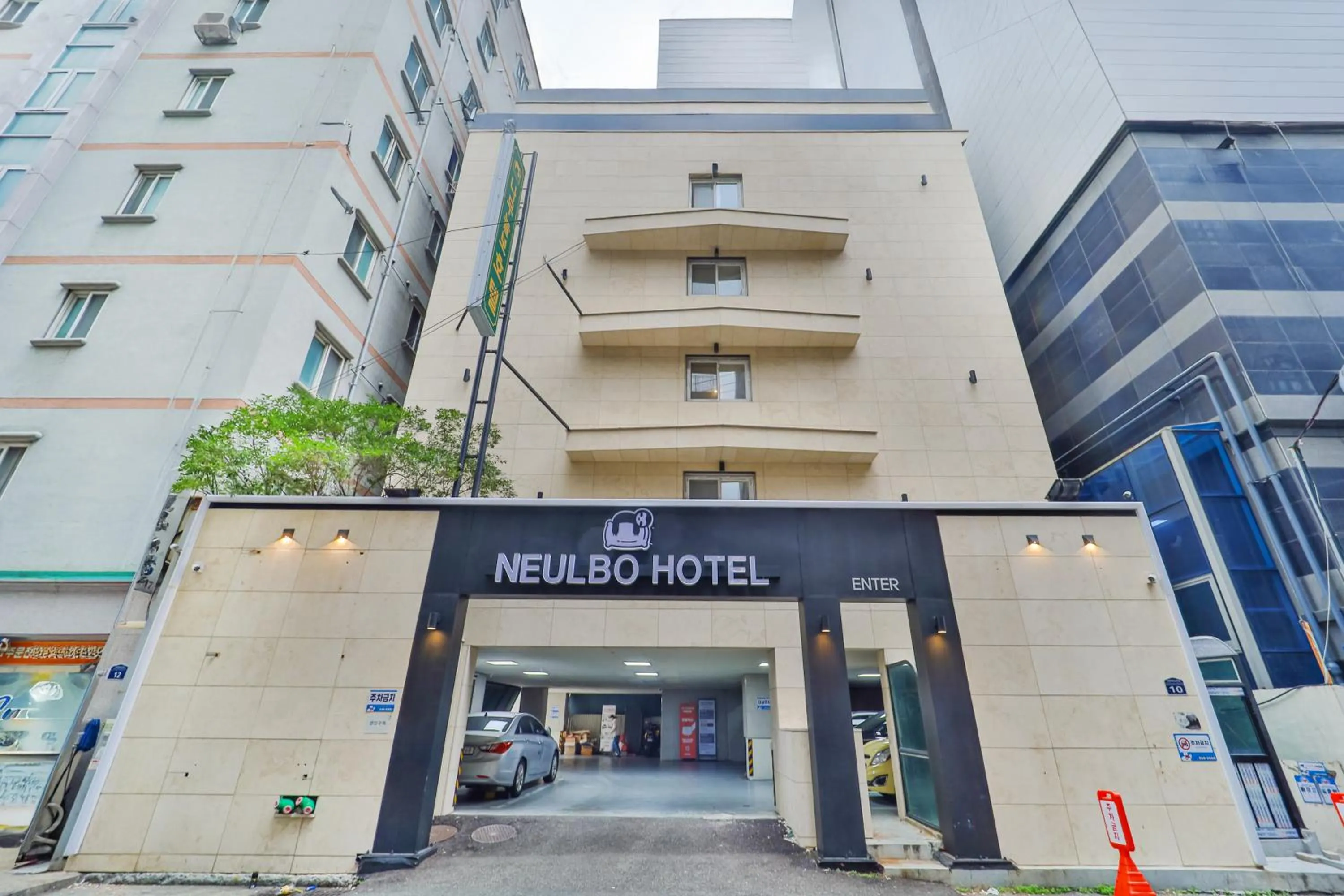 Property building in Sloth Hotel Busan Seomyeon