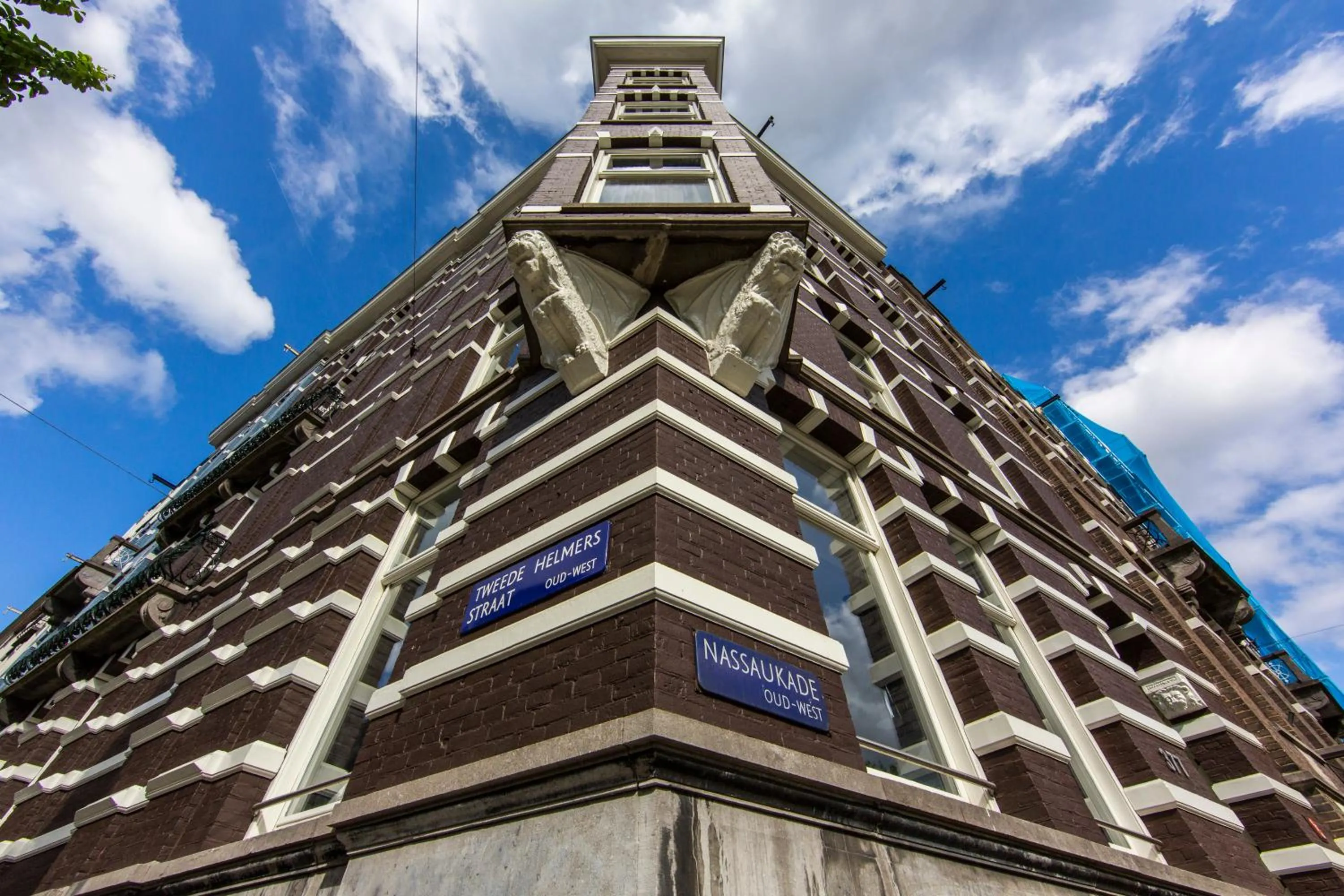 Facade/entrance in No. 377 House