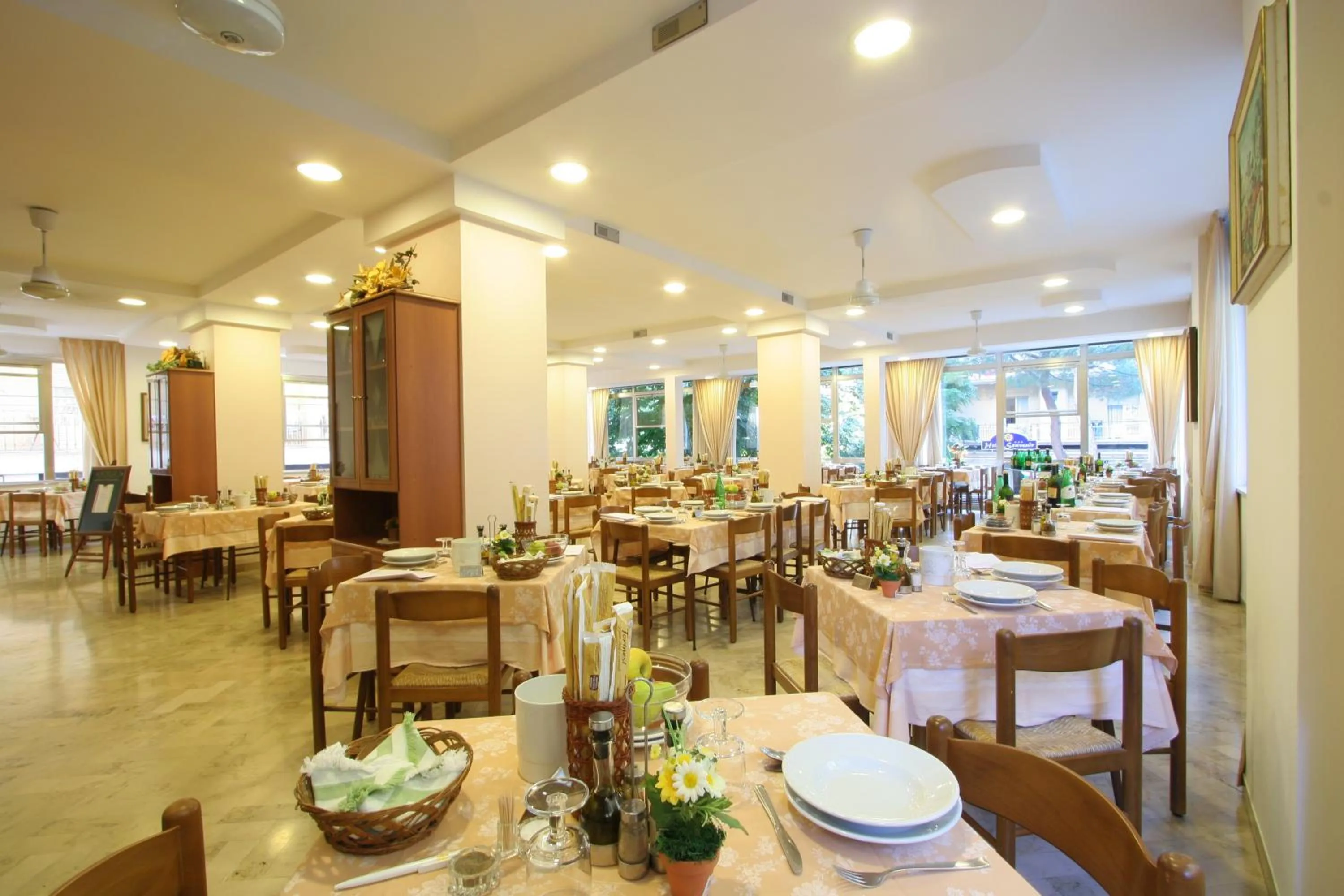 Restaurant/places to eat in Mon Hotel