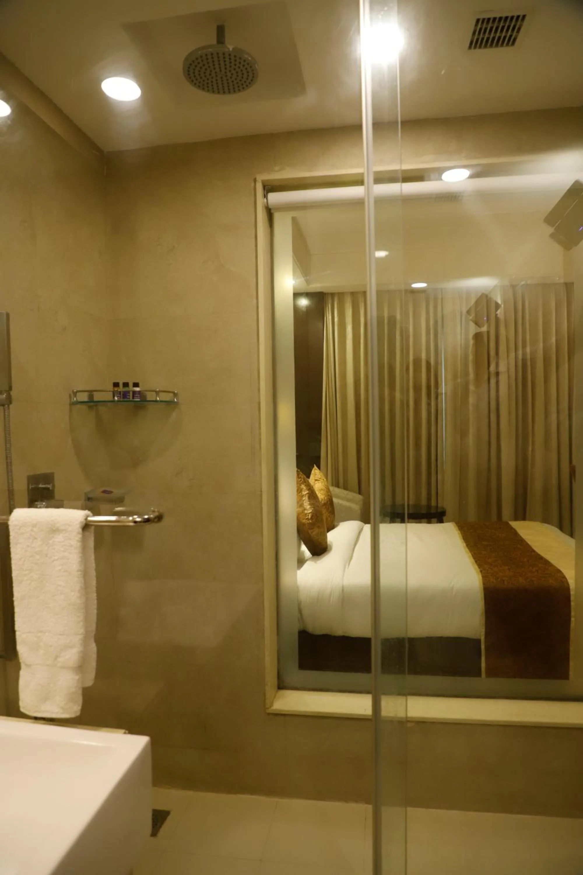 Shower, Bed in Udman Hotel at 18km from IGI Airport, By Ferns N Petals, Chattarpur, Delhi