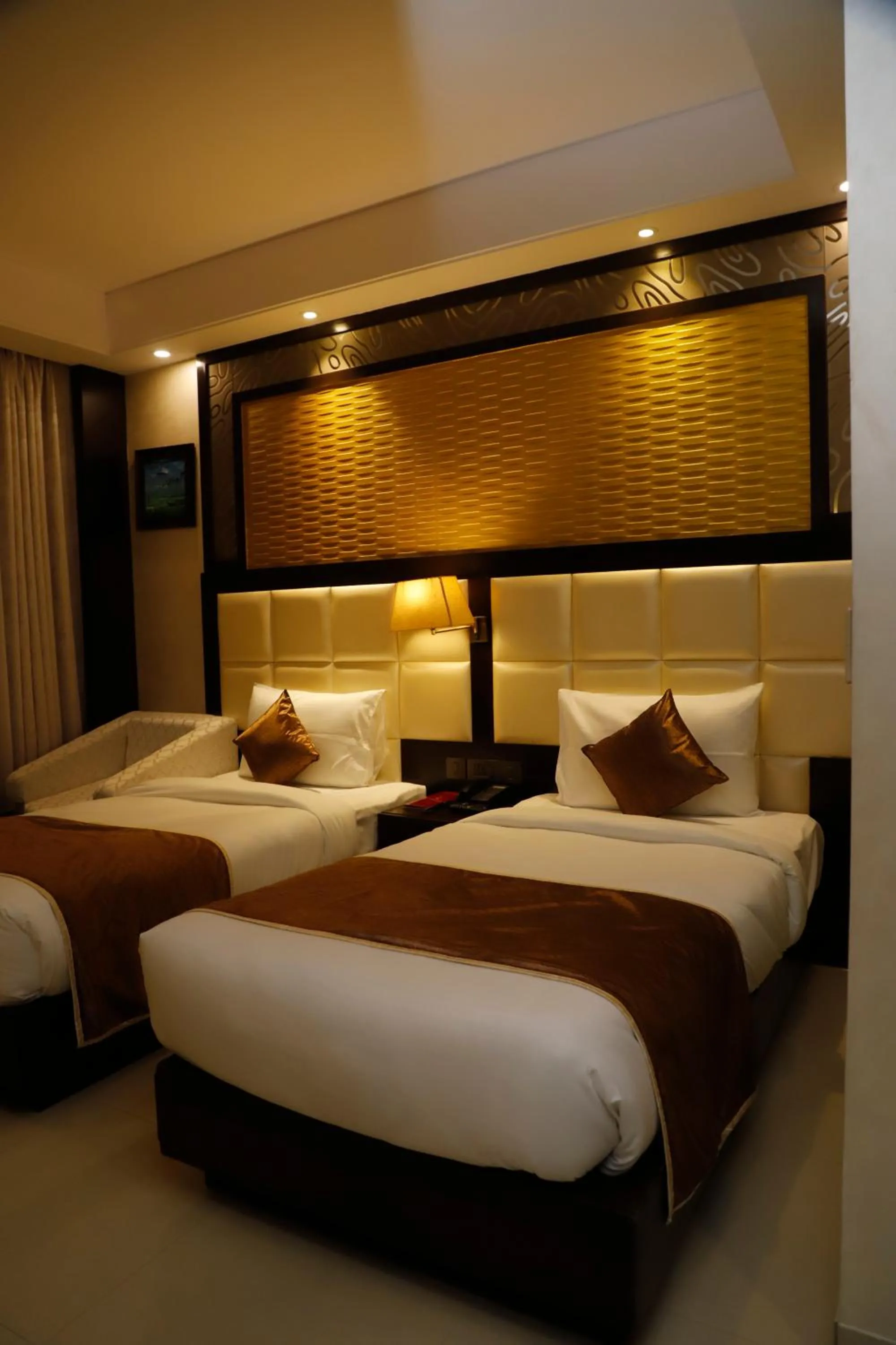Bed in Udman Hotel at 18km from IGI Airport, By Ferns N Petals, Chattarpur, Delhi