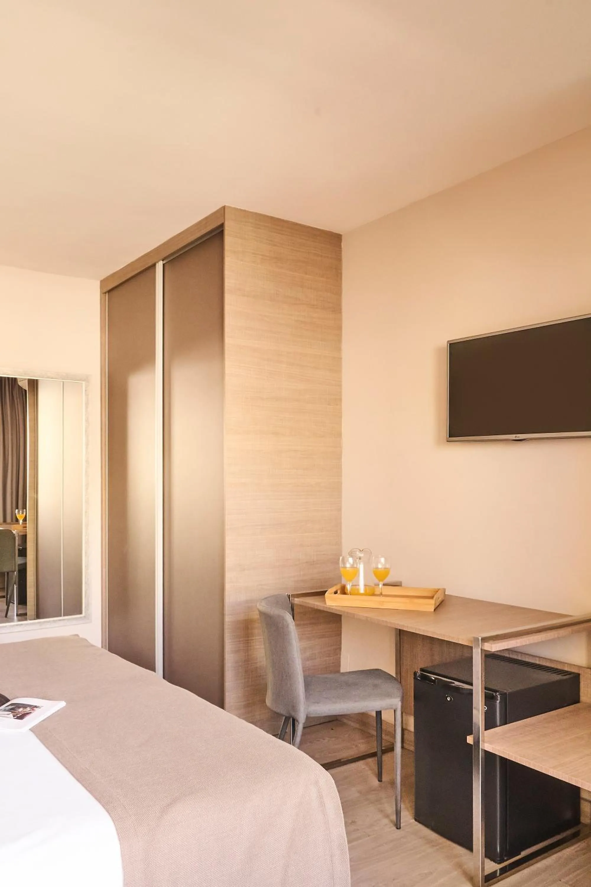 Seating area, Bed in Ona Marbella Inn