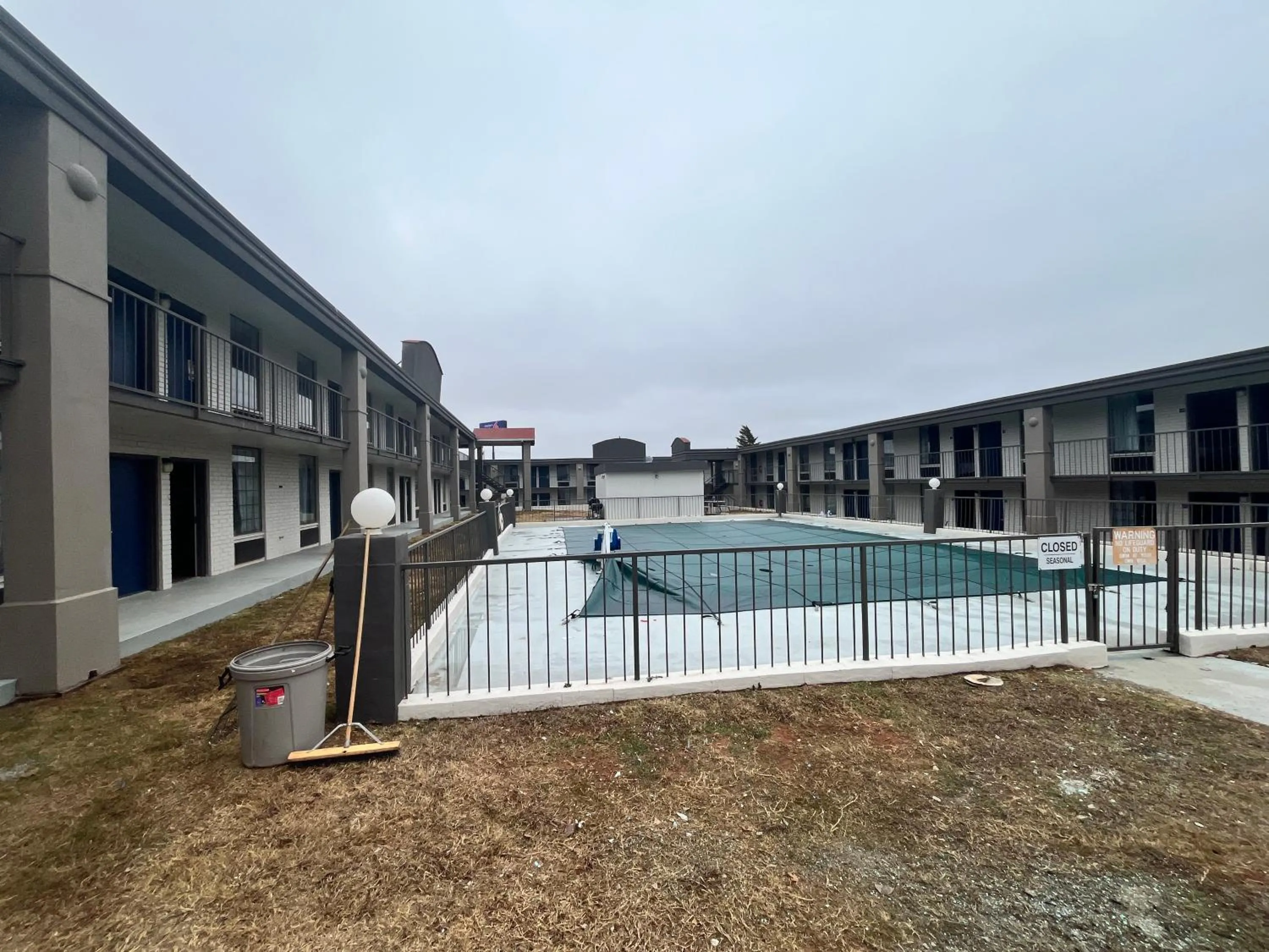 Swimming pool in Motel 6 Chickasha, OK