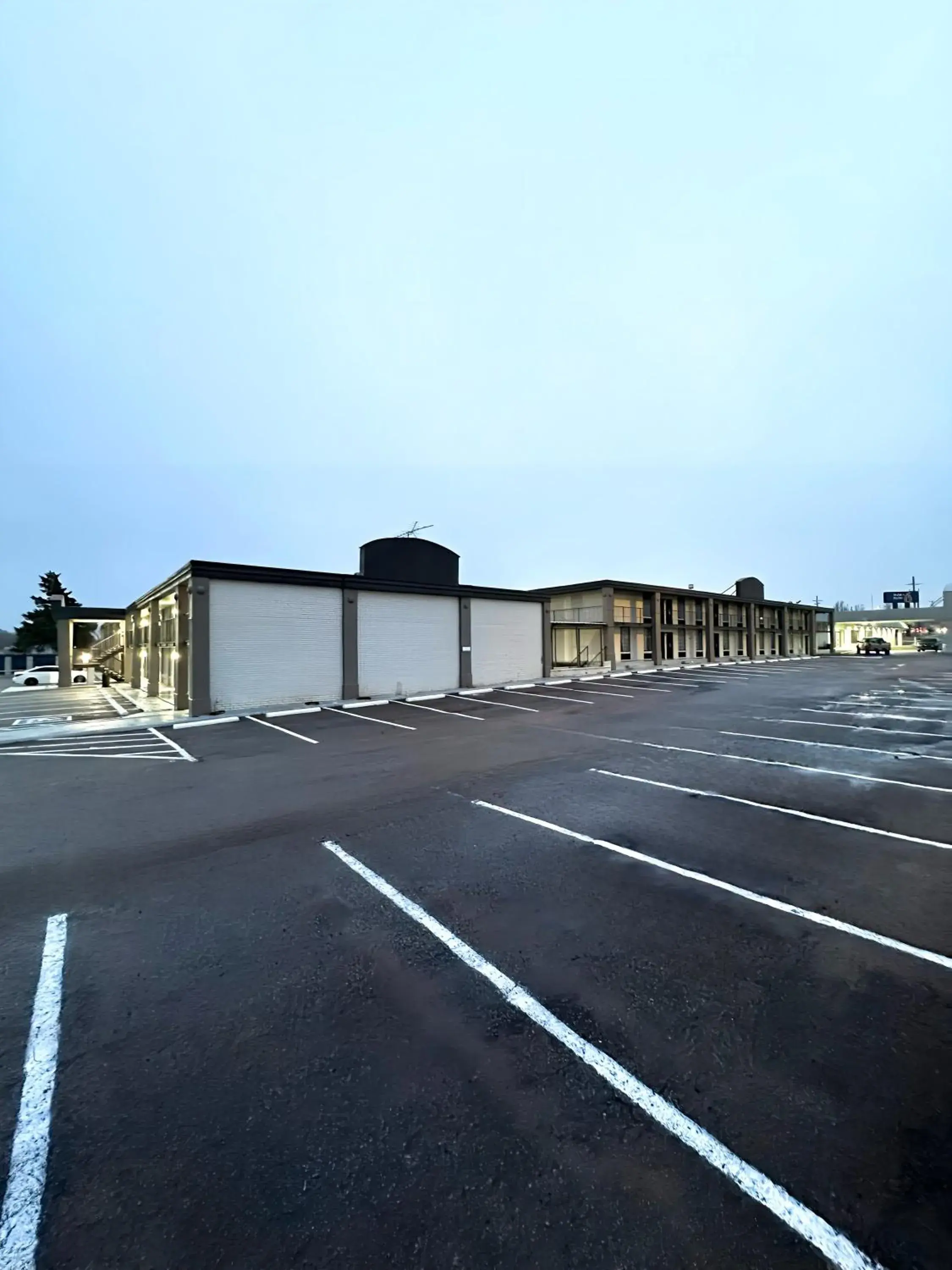 Property building in Motel 6 Chickasha, OK Property building in Motel 6 Chickasha, OK