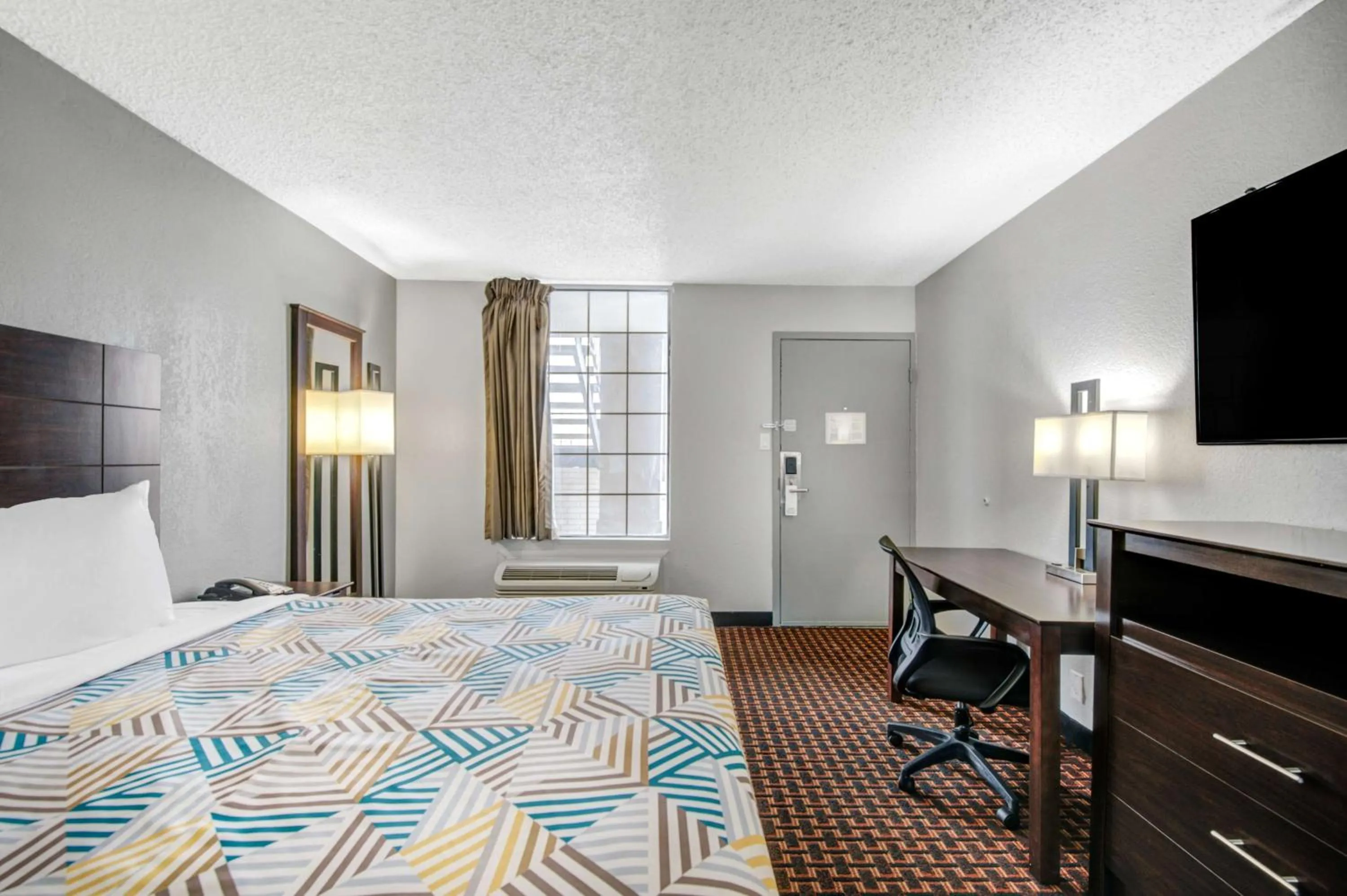 Bedroom, Bed in Motel 6 Chickasha, OK