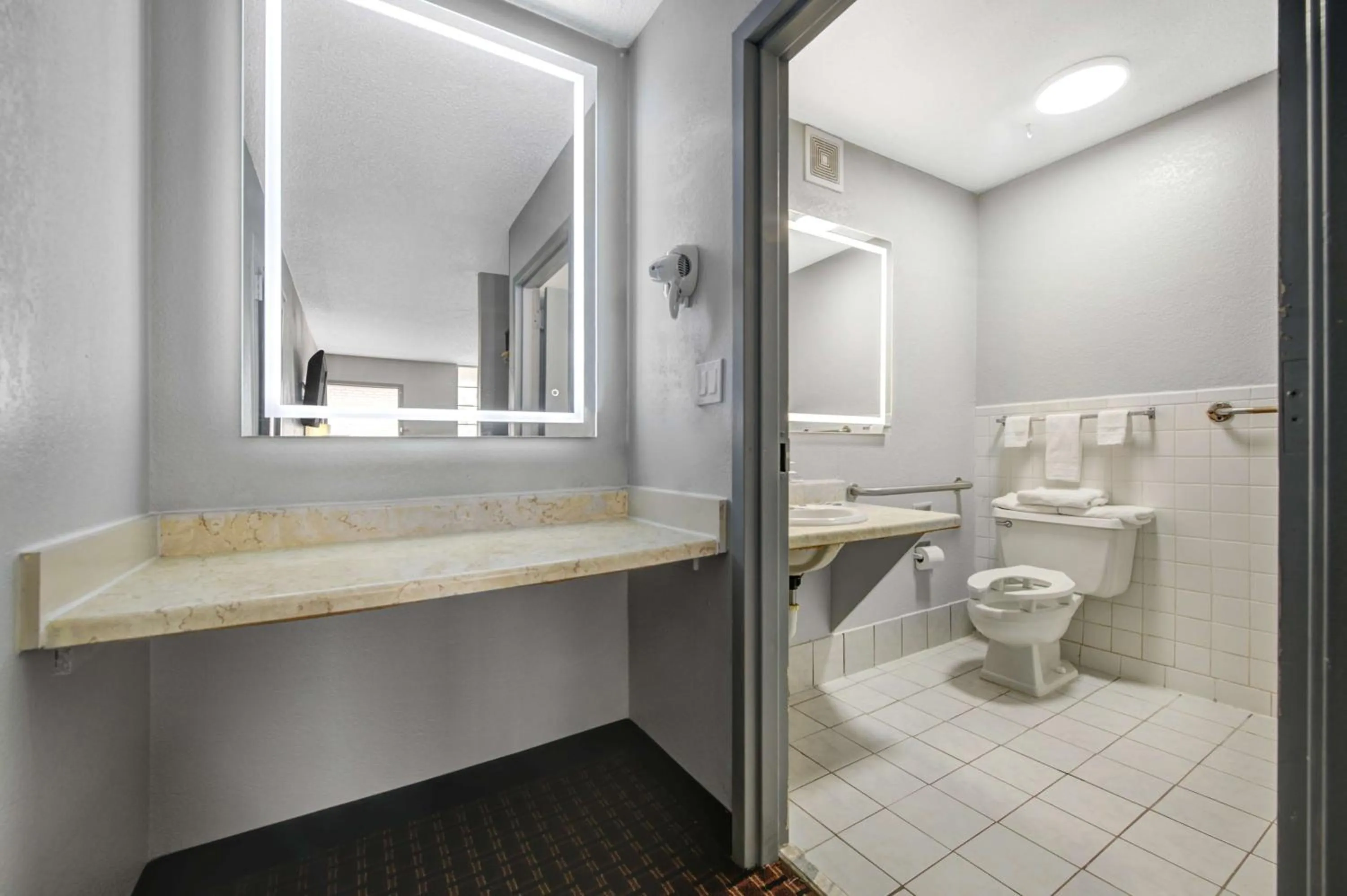 Bathroom in Motel 6 Chickasha, OK