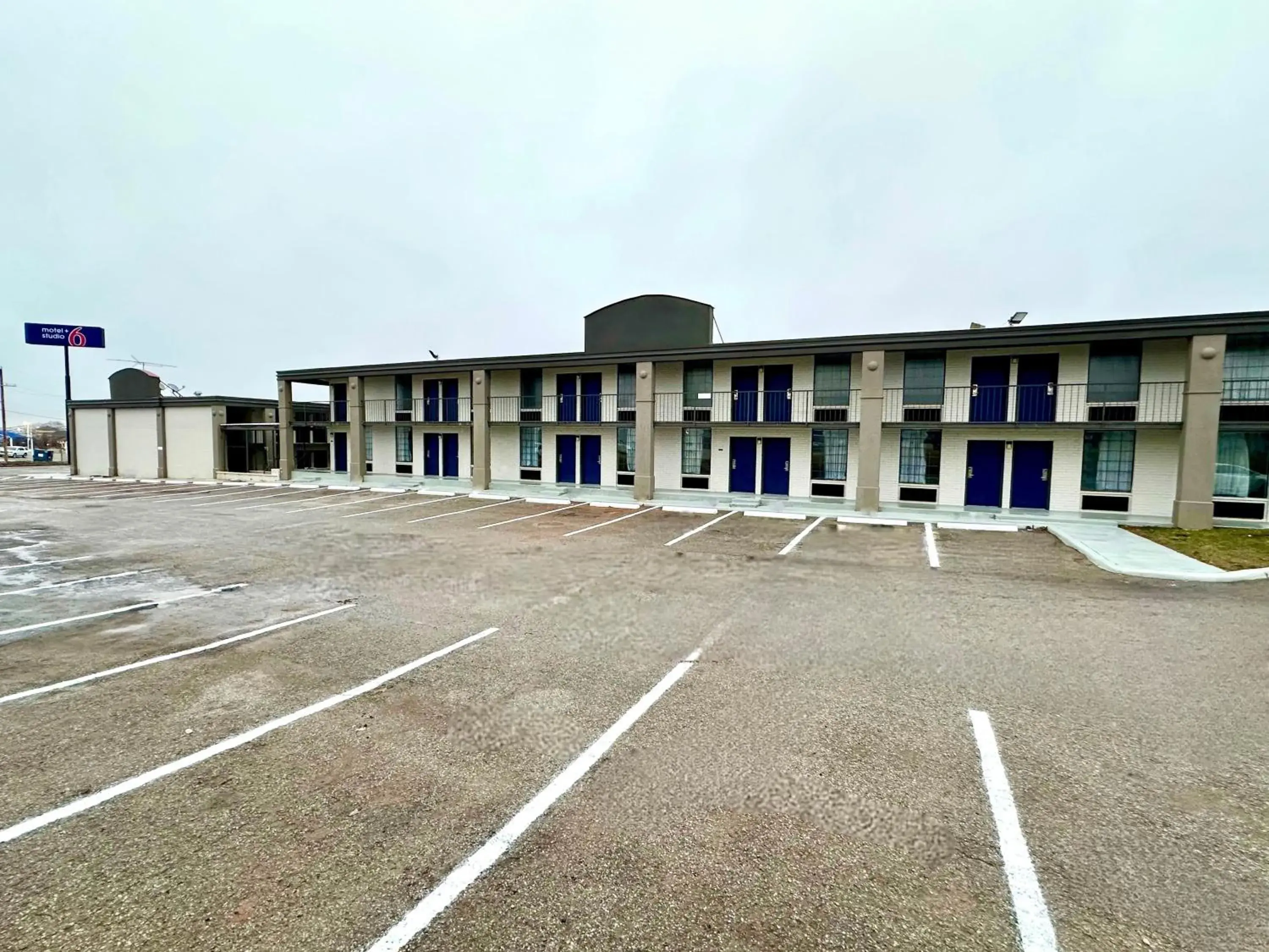 Property building in Motel 6 Chickasha, OK Property building in Motel 6 Chickasha, OK