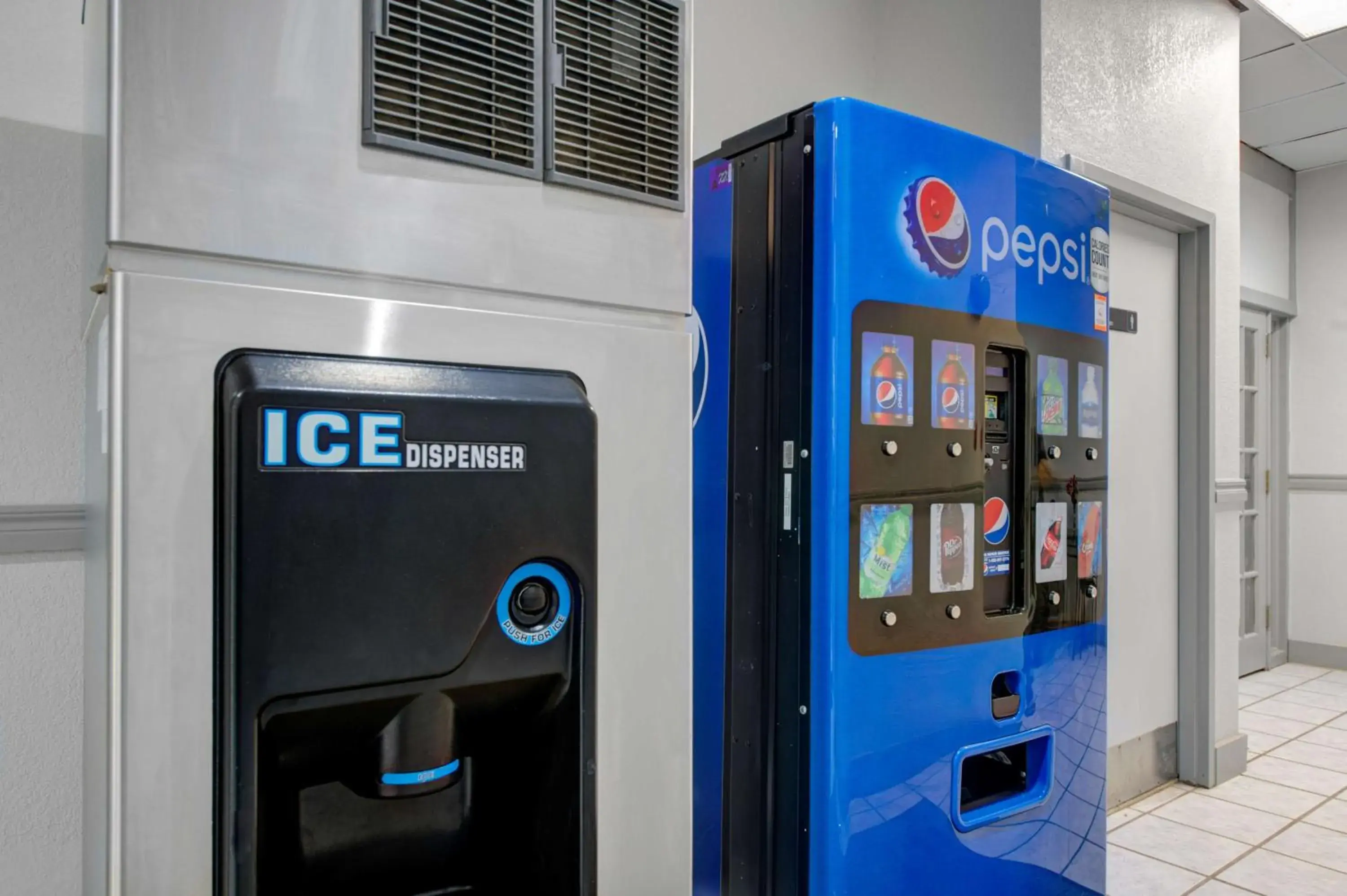 Property building in Motel 6 Chickasha, OK Property building in Motel 6 Chickasha, OK