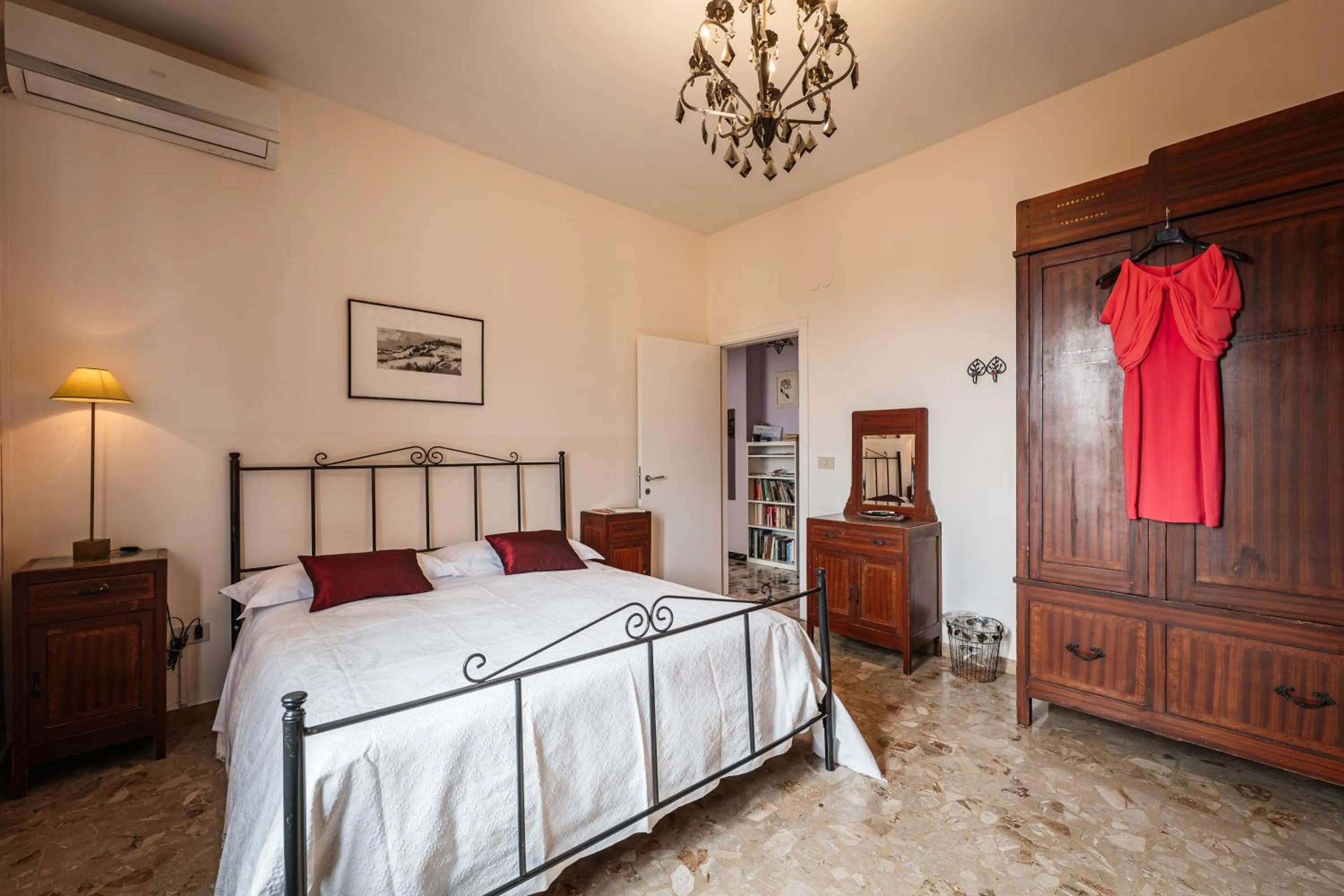 Bed in Casa Fuori Casa - 200 mt dal casello autostradale, parcheggio gratuito, garage moto