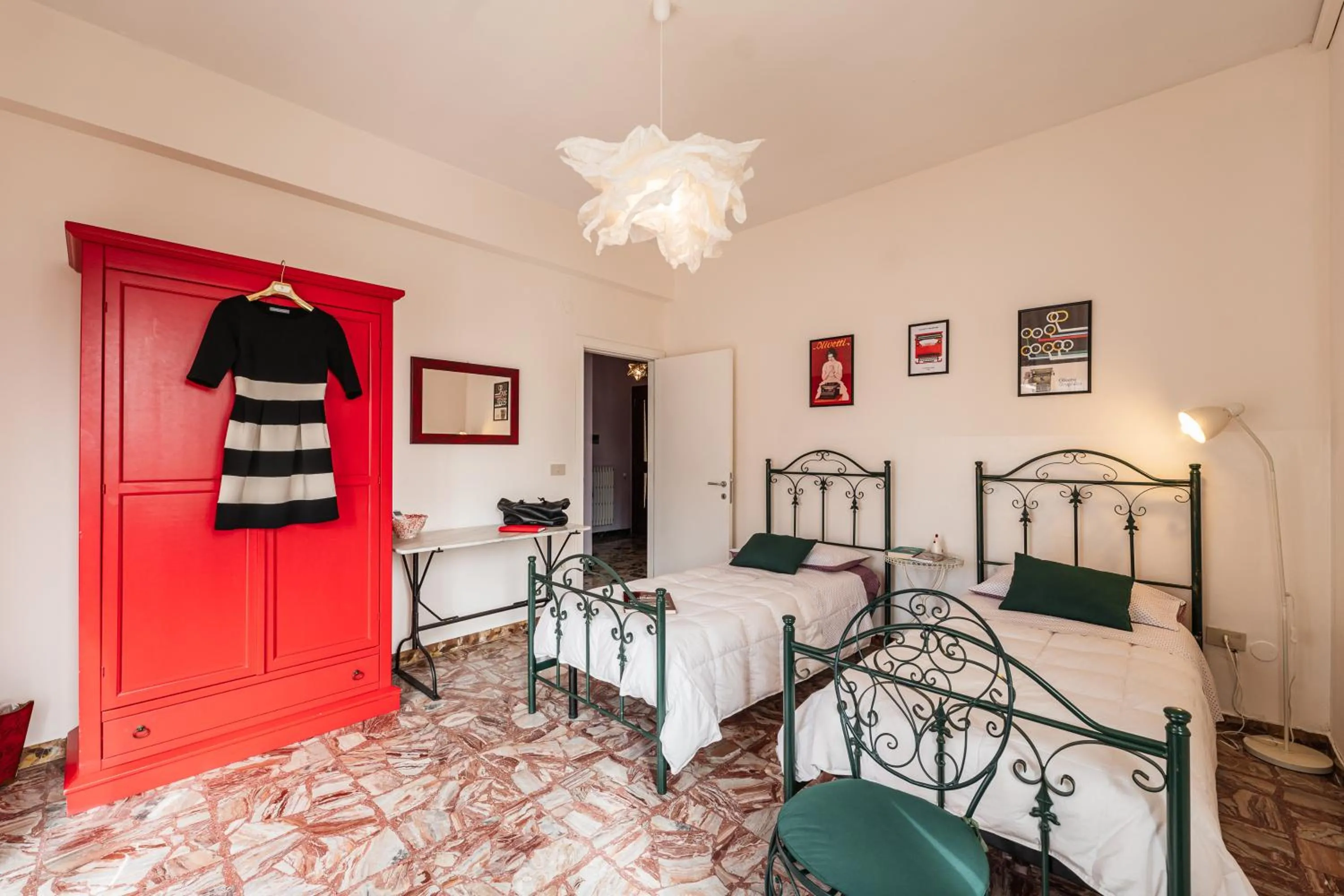 Bed in Casa Fuori Casa - 200 mt dal casello autostradale, parcheggio gratuito, garage moto