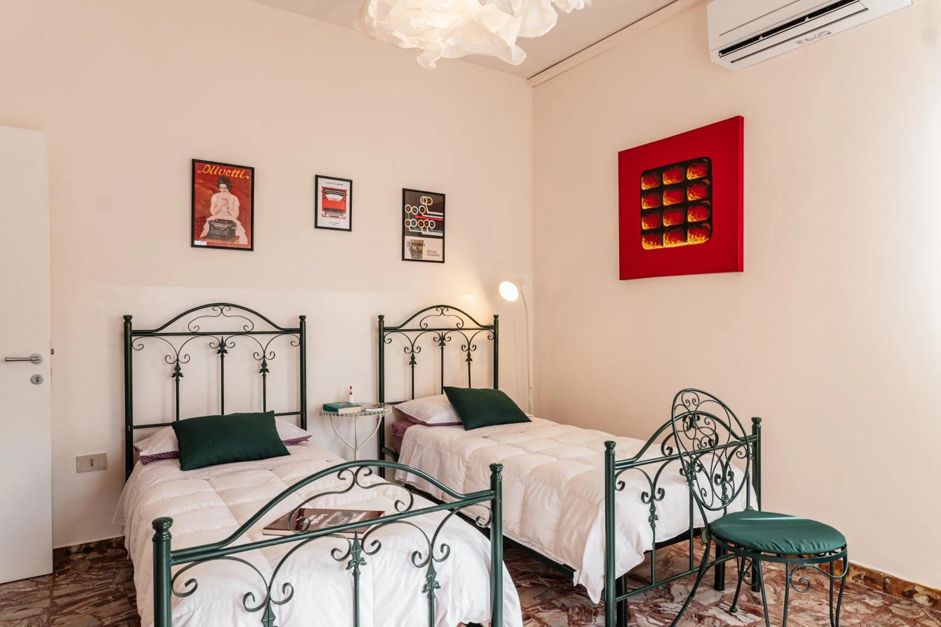 Bed in Casa Fuori Casa - 200 mt dal casello autostradale, parcheggio gratuito, garage moto