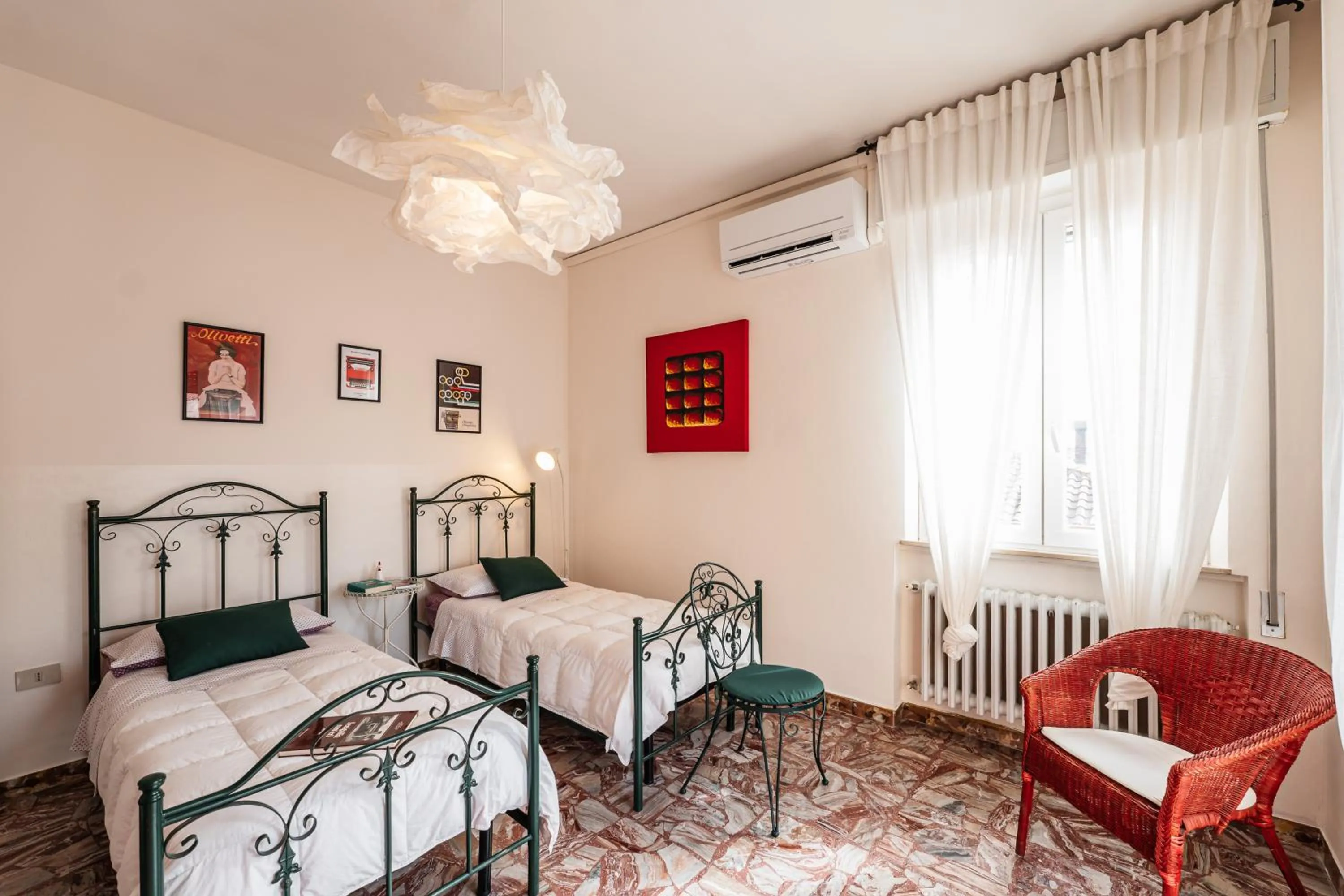 Bed in Casa Fuori Casa - 200 mt dal casello autostradale, parcheggio gratuito, garage moto