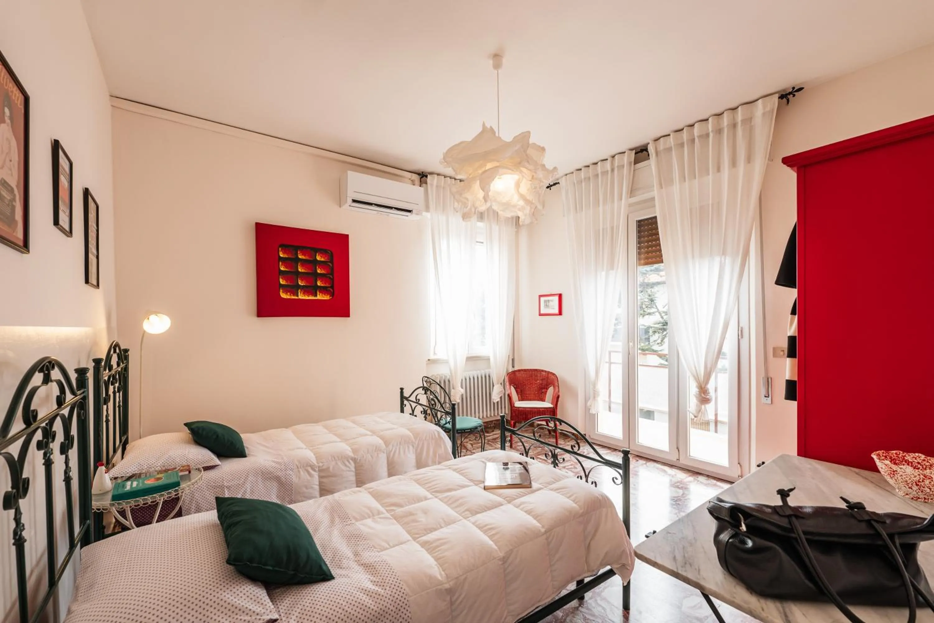 Bedroom, Bed in Casa Fuori Casa - 200 mt dal casello autostradale, parcheggio gratuito, garage moto