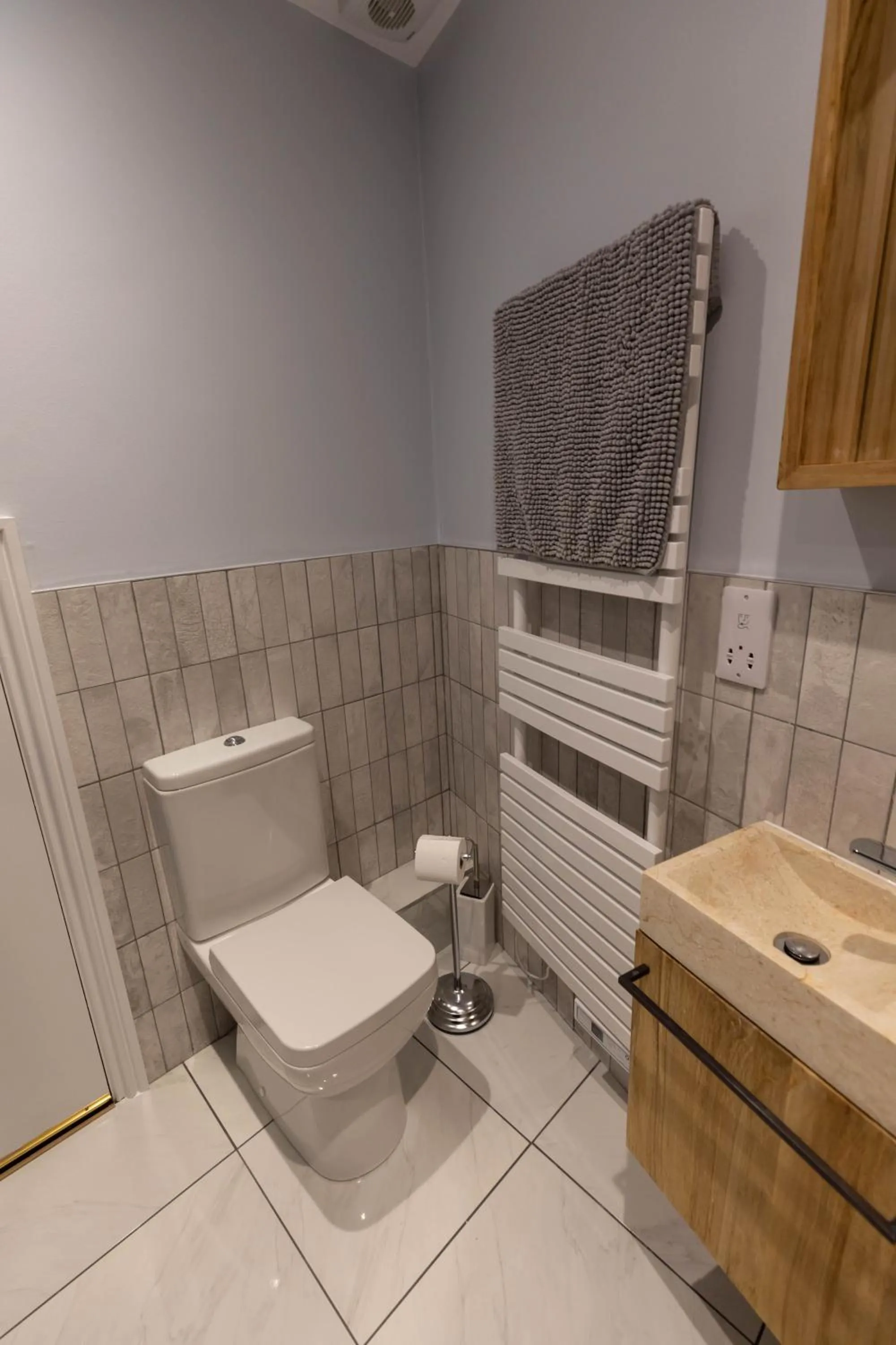 Ridley's Place modern one-bedroom seaside apartment