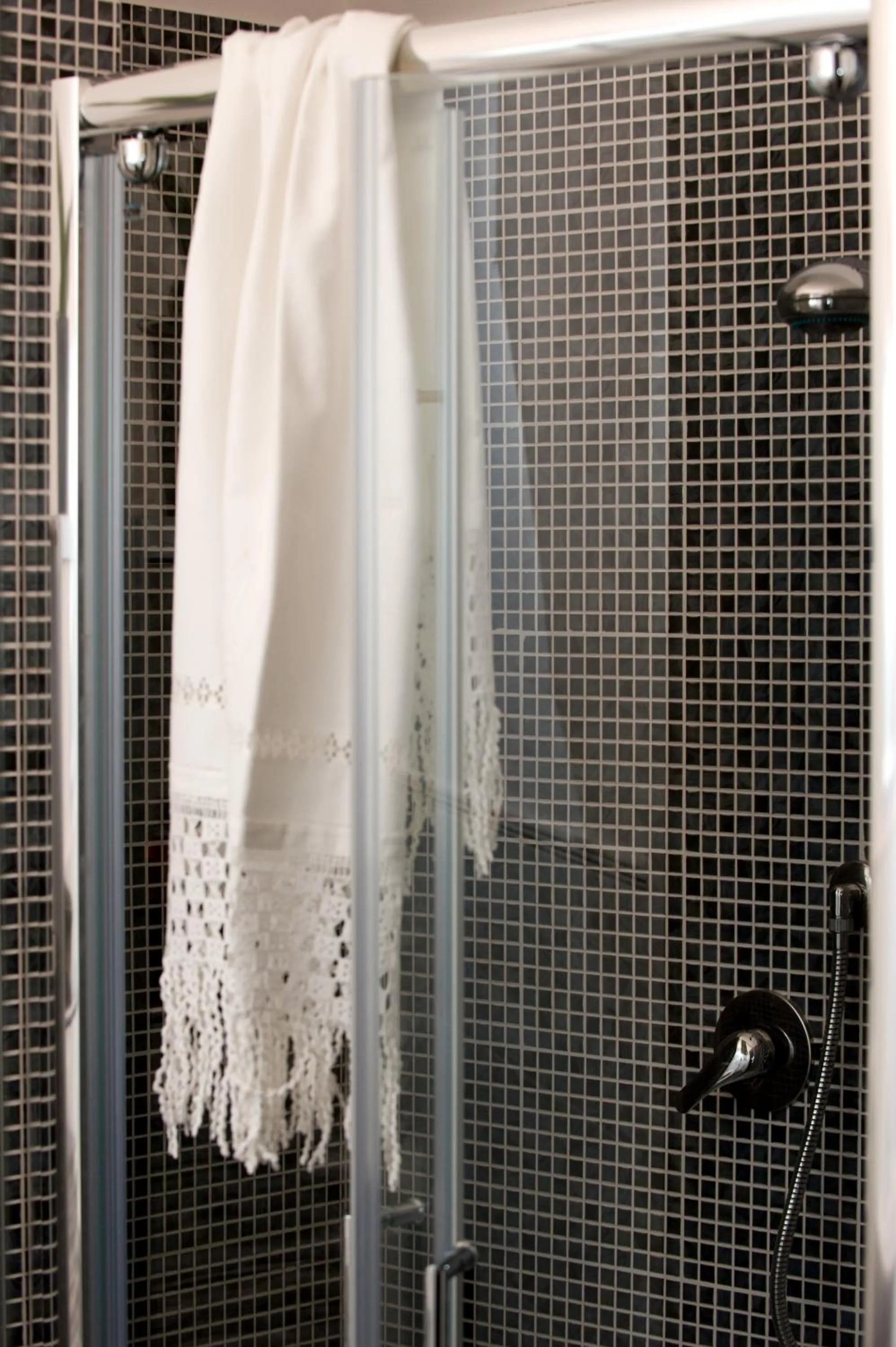 Shower in Palazzo Boscareto - suites di charme in centro storico - garage moto, box bici