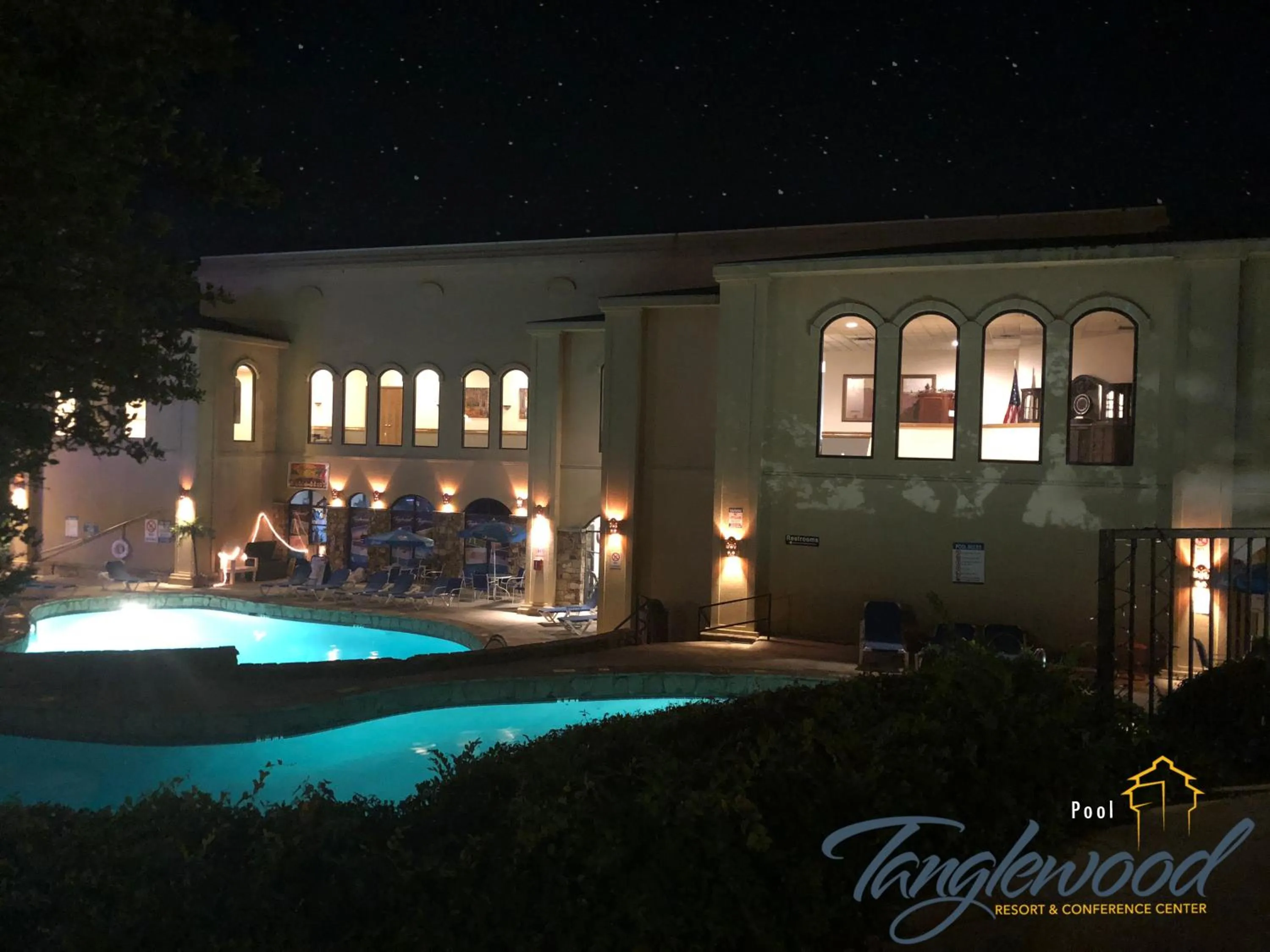 Evening entertainment in Tanglewood Resort on Lake Texoma, an Ascend Collection Resort