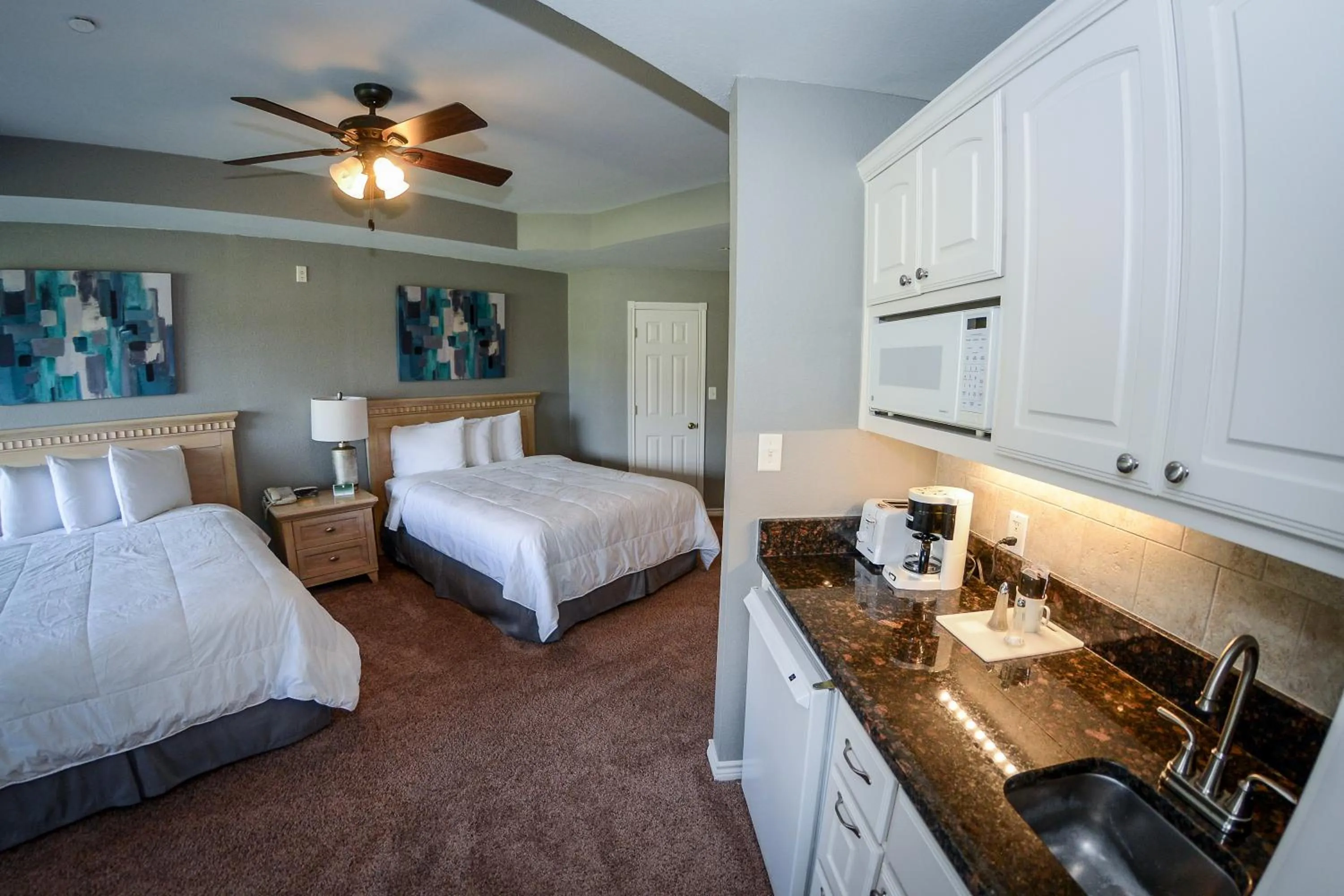 Kitchen or kitchenette, Bed in Tanglewood Resort on Lake Texoma, an Ascend Collection Resort