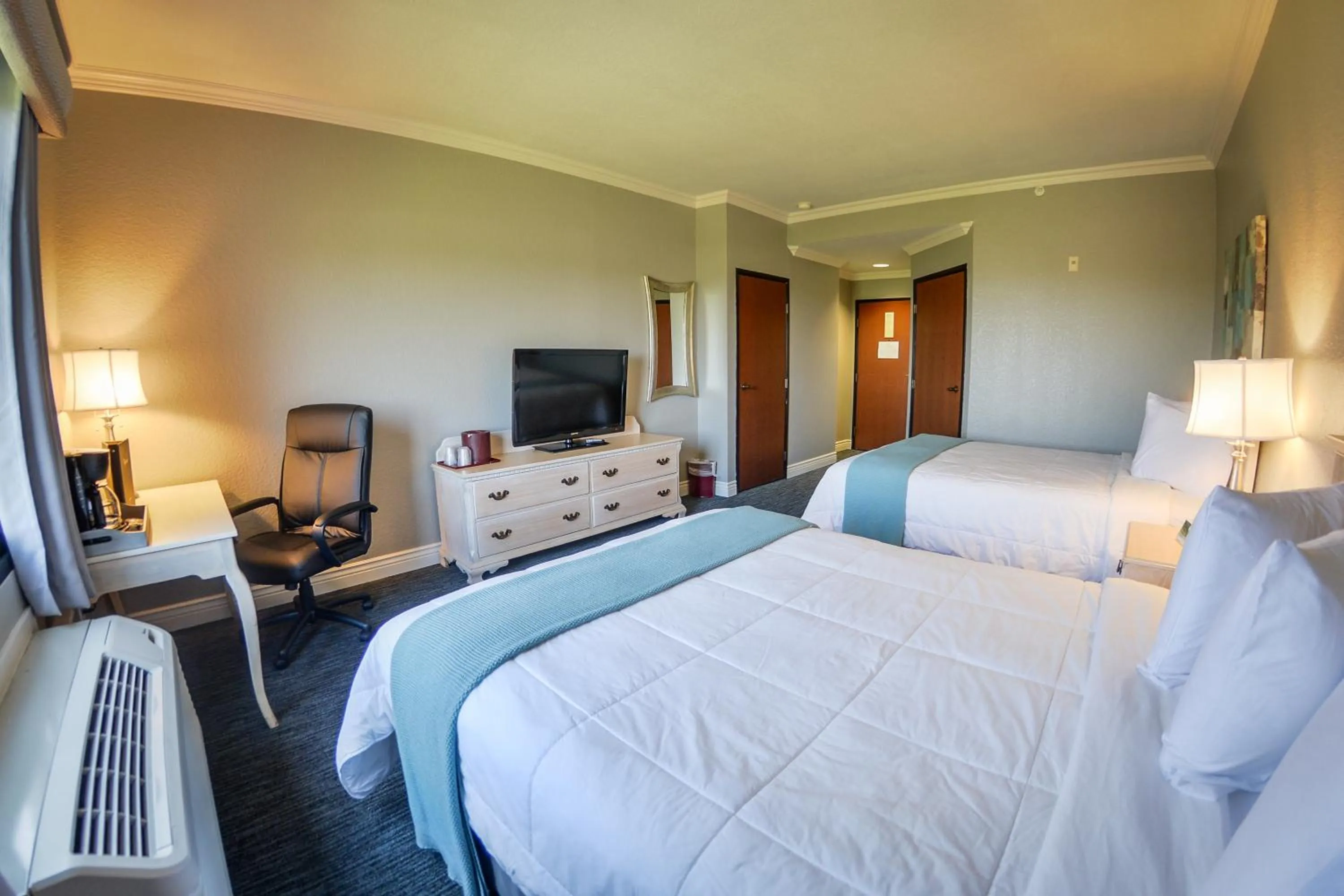 Photo of the whole room, Bed in Tanglewood Resort on Lake Texoma, an Ascend Collection Resort