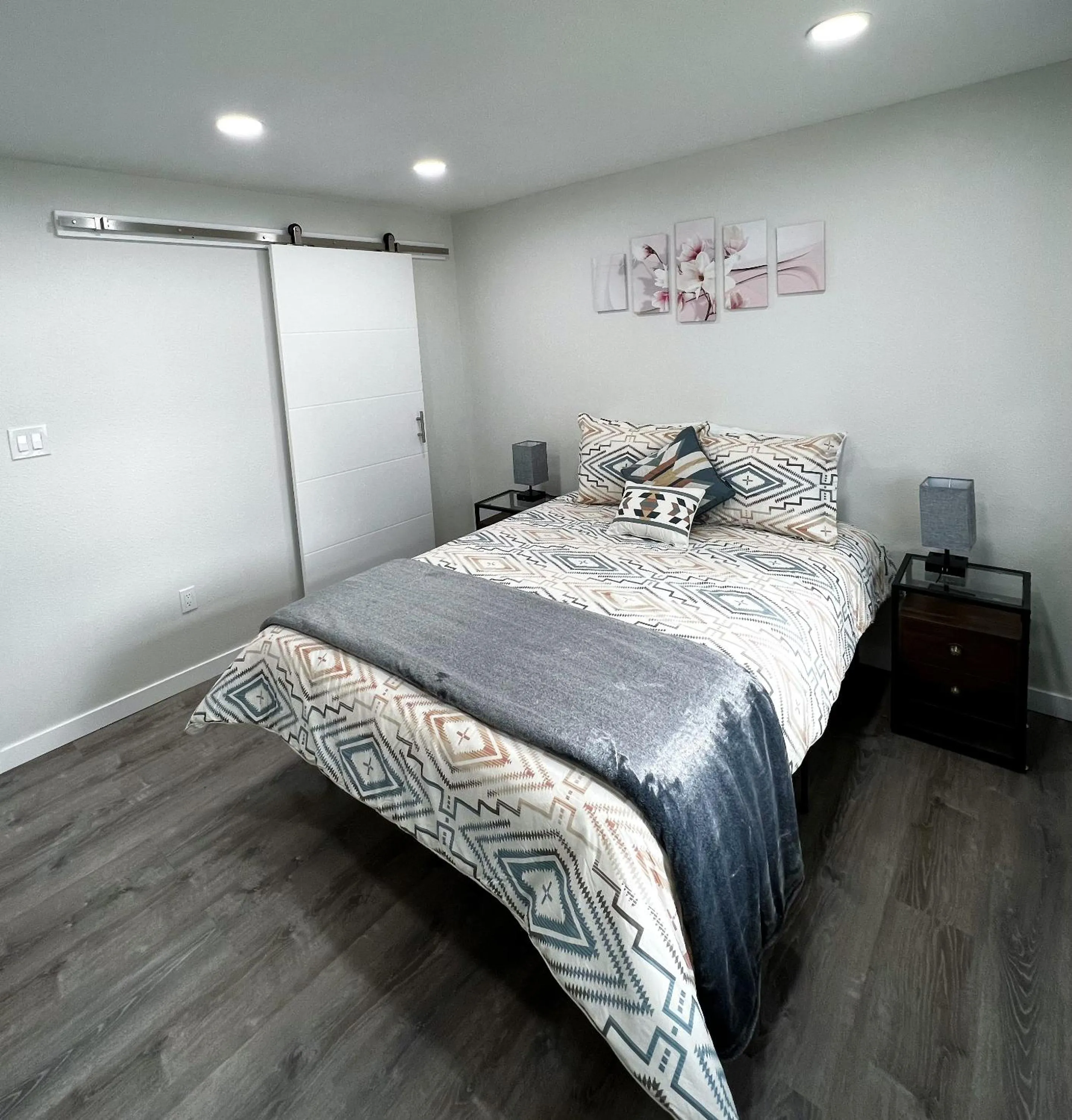 Bed in Anchorage midtown apartment- Wyoming 1