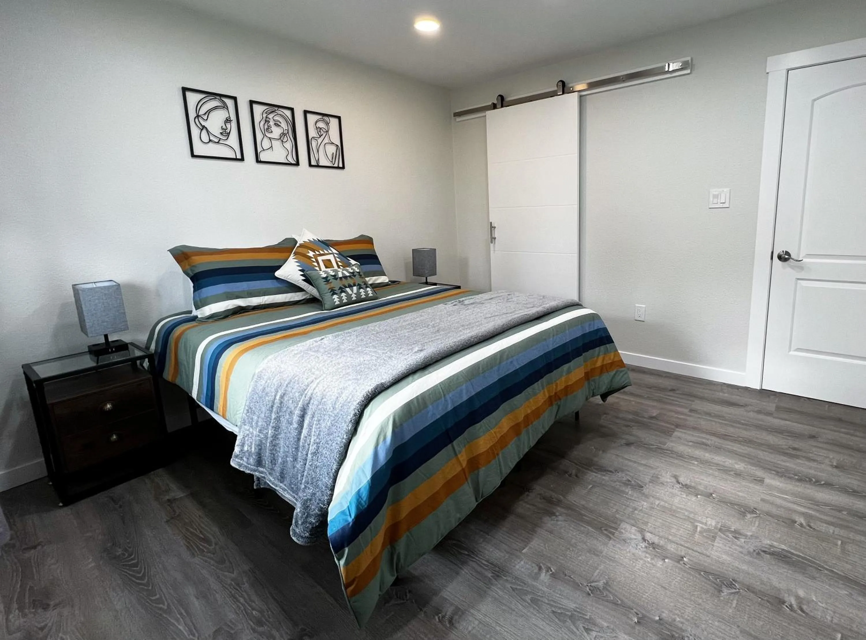 Bed in Anchorage midtown apartment- Wyoming 1