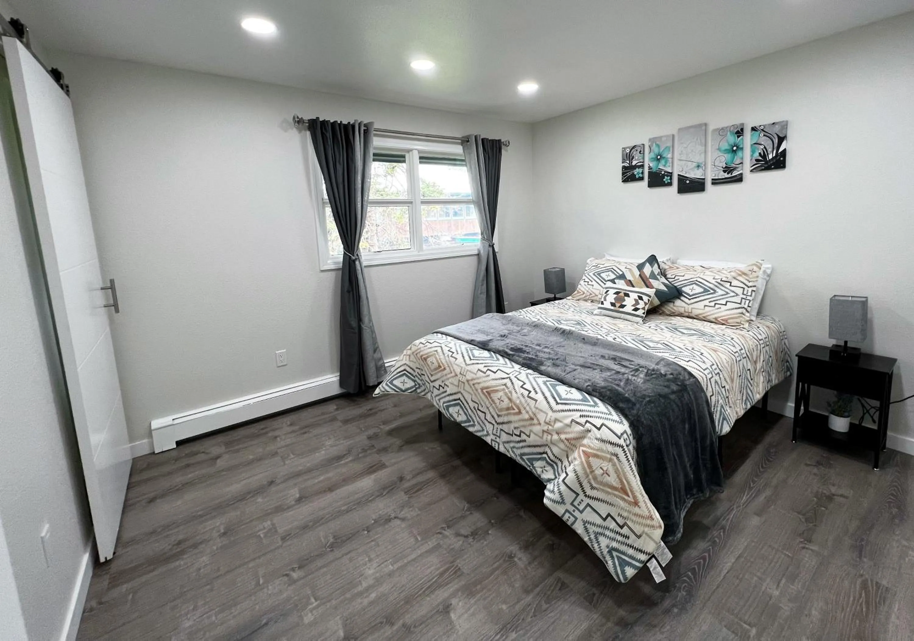 Bed in Anchorage midtown apartment- Wyoming 1