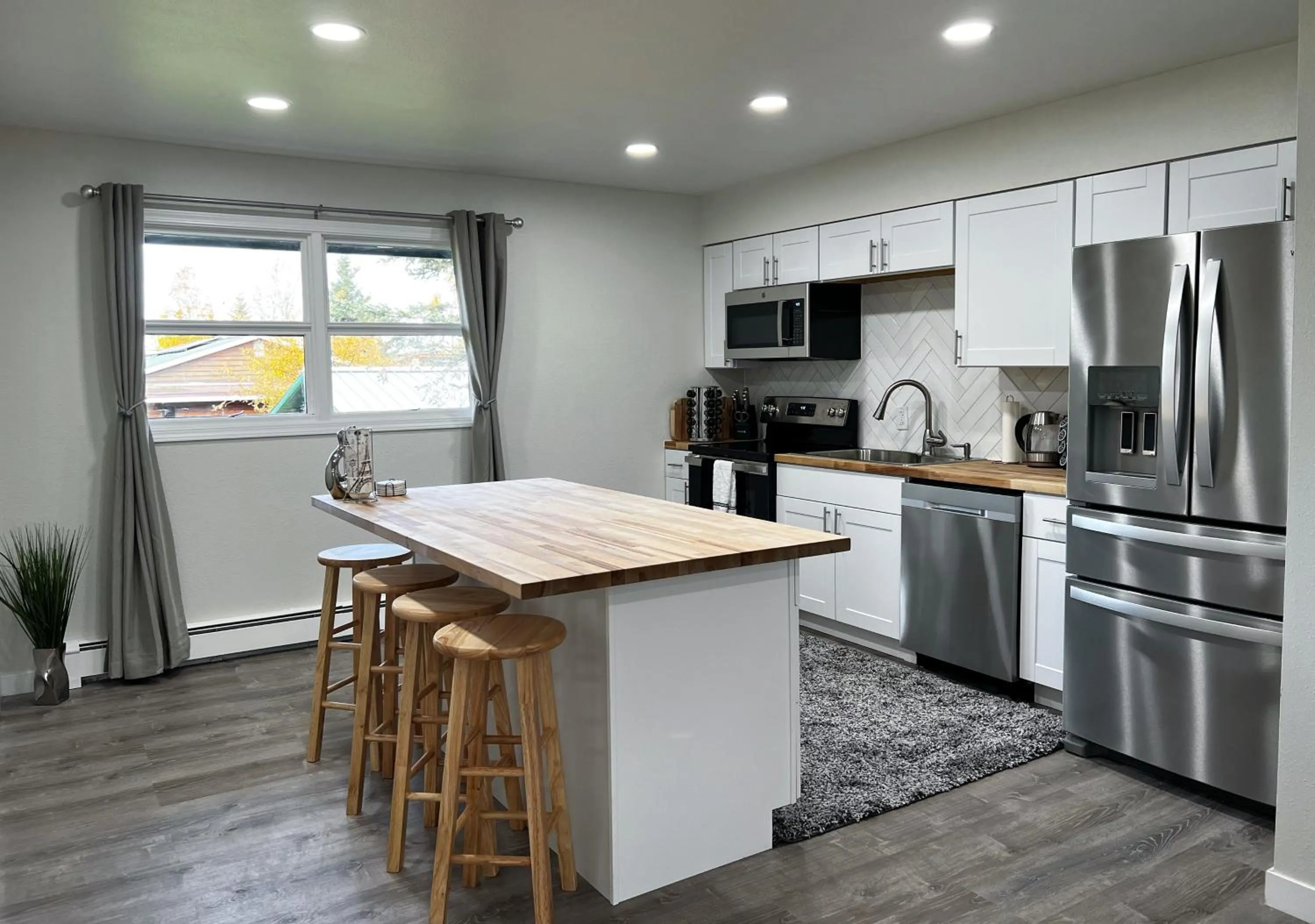 Kitchen or kitchenette in Anchorage midtown apartment- Wyoming 1