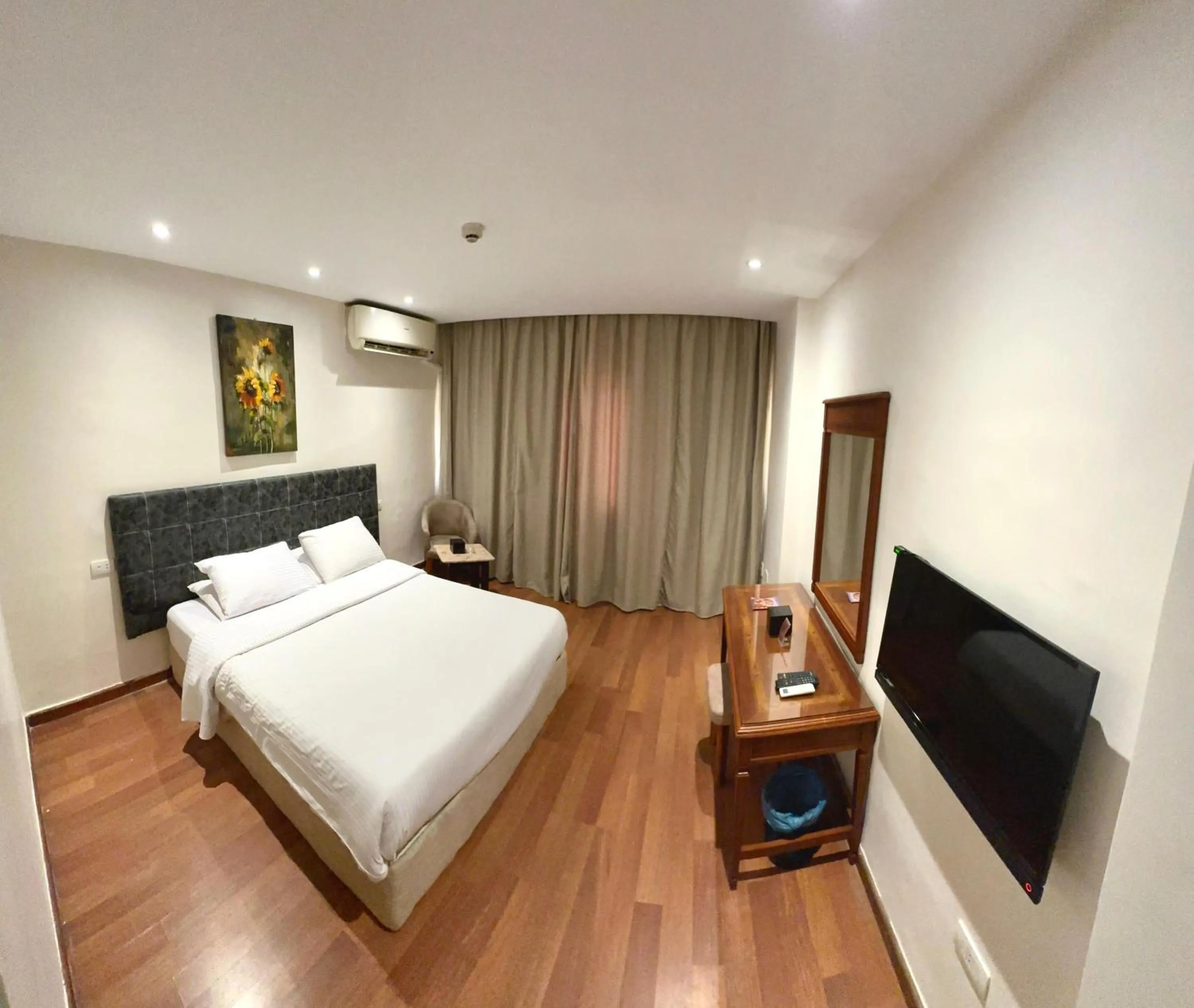 Bedroom, Bed in Hotel Royal Marshal