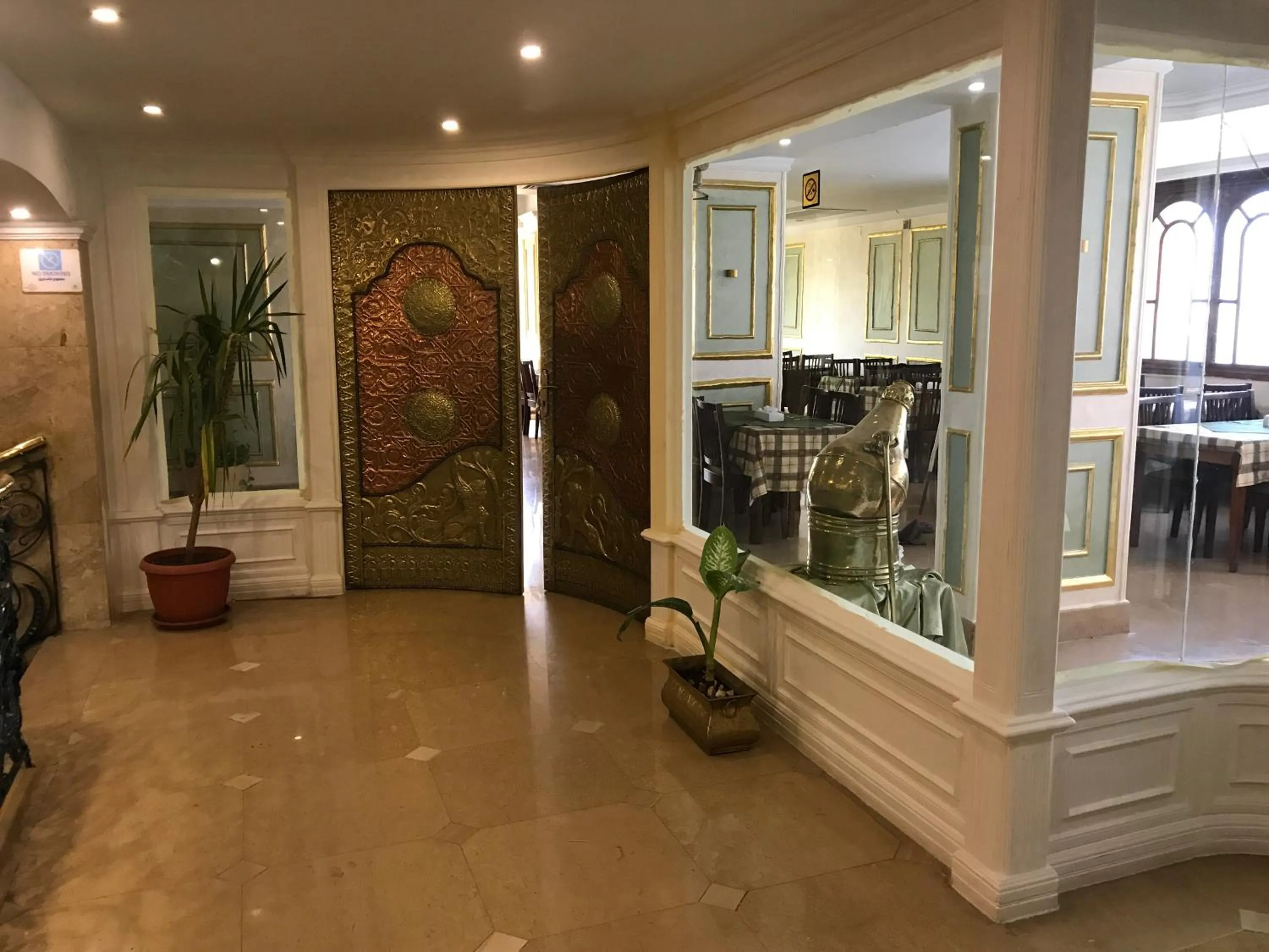 Restaurant/places to eat in Hotel Royal Marshal